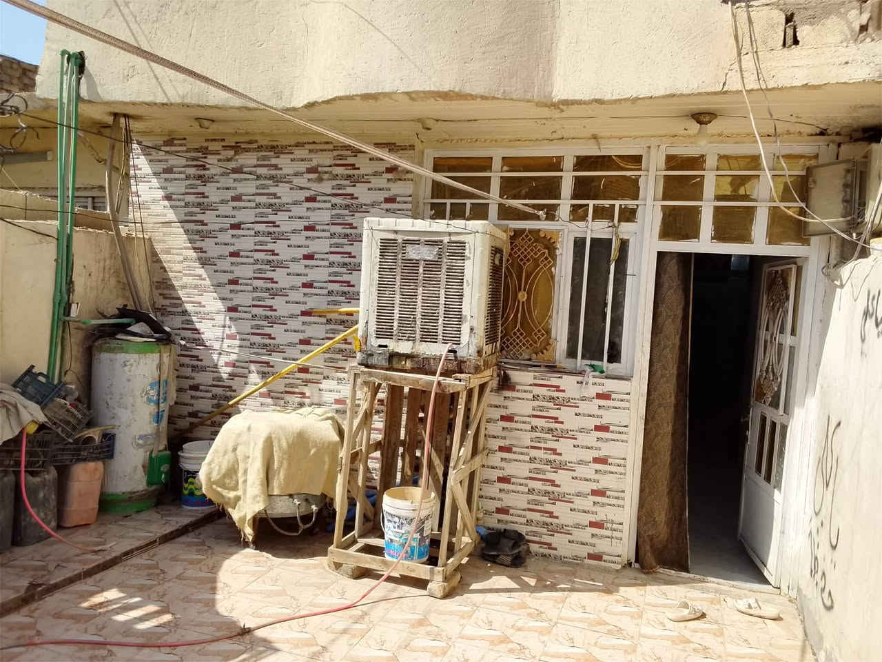 سلام وعليكم بيت البيع 100متر موقع البيت الامين اسكينه بل معسكر خلف صيطرت النواب قرب القناء 
واتساب ***********
