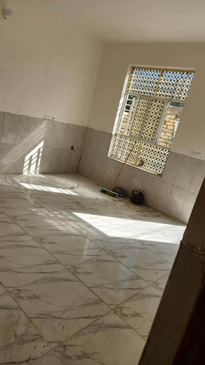 بيت للايجار ١٠٠ متر طابق واحد غرفة وصالة واستقبال الربيع خلف مطعم الماعون منطقة سكنية راقية السعر 500 
استفسار ***********
