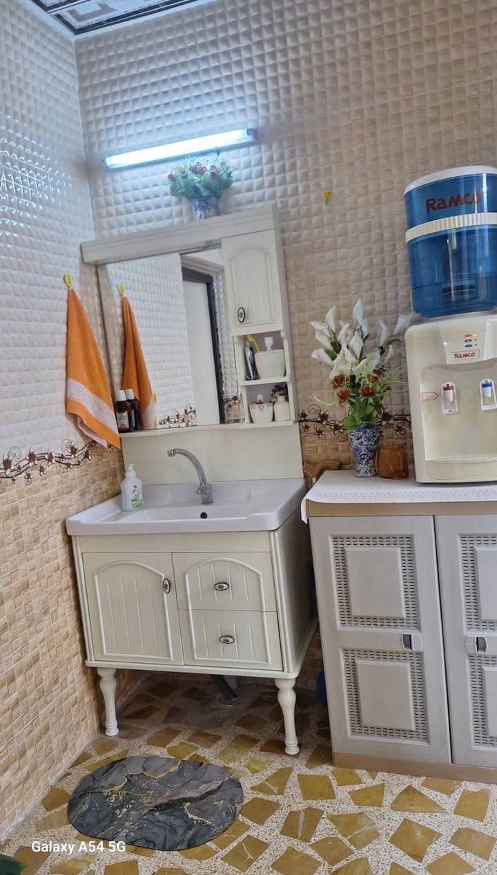 دار للبيع 🏠🏠🏠
موقع.. خزرج خلف القصصايب قريب من تقاطع رائس الجادة
مساحة ٢٥٣ م
واجهة ١٤ م
📄سند ملك صرف شرط التحويل على شارع ١٥ 
طابق واحد بالاضافة الى سرداب +غرفتين داخل السرداب
طابق ١ .. غرفتين نوم ومطبخ و هول وصحيات
+ كاونترات المطبخ + طخمين قنفات (طخم الاستقبال + طخم الهول ) 
 للإستفسار الاتصال على الأرقام التالية 
***********📞
***********📞
 
او مراجعة مكتب الاحسان المركزي الكائن في سايدين حي الاخاء مقابل مجمع نادي نينوى الرياضي ومجاور النور للتسوق
