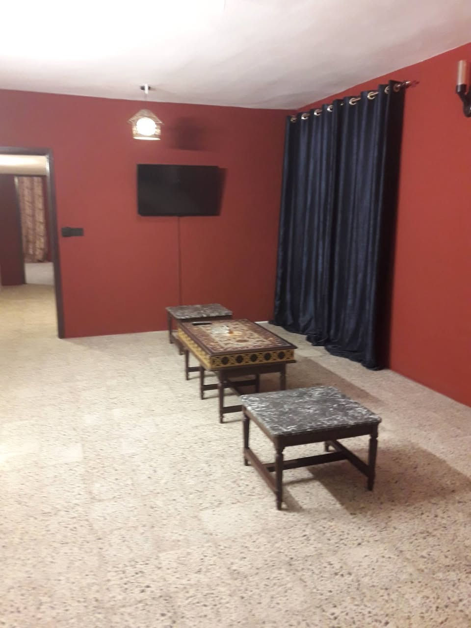 مشتمل للإيجار / اليرموك محله ٦١٢ / فرع مثلجات بردا / طابق ثاني/ شبه مؤاثث / قيمة بدل الاجار 900$ /// كهرباء خصخصة / هاتف *********** 
ملاحظه: يعفى المستأجر من تسديد ( اي اجور ) للماء و الكهرباء .. مجاني .
