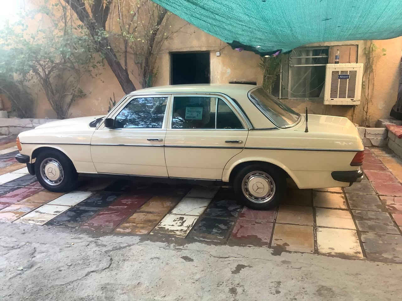 📣 للبيع: مرسيدس بنز W123 (موديل 200)
السيارة باسمي (تحويل مباشر / ملكية مضمونة) 📄✍️
تفاصيل ومواصفات السيارة:
النوع والماركة: مرسيدس-بنز (Mercedes-Benz)
الطراز: W123 الكلاسيكي الشهير
الفئة: 200
اللون: بيج كلاسيكي مميز (Cream / Light Ivory)
المحرك: 4 سلندر (اقتصادي وقوي/ الأوراق والسنوية كاملة وباسمي.
المميزات الخارجيّة والجماليات:
البدن والمظهر الخارجي بحالة ممتازة ونظيفة جداً.
دوشمة وأغطية العجلات (الطاسات) الأصلية بنفس لون السيارة مع طوق الكروم.
الدعاميات (المصدات) الأصلية بحالة ممتازة مع شريط الكروم والمطاط الأسود.
إضاءة ومصابيح بلاد الأصلية.
رقم الهاتف  ***********
المكان بغداد العبيدي حي النصر ..السعر 60 بيها مجال قليل
