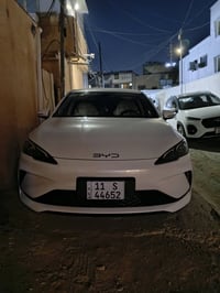 BYD سيل فايف للبيع سياره بحاله الوكاله ماشيه 7000  بيها طخه بالصندوك و...