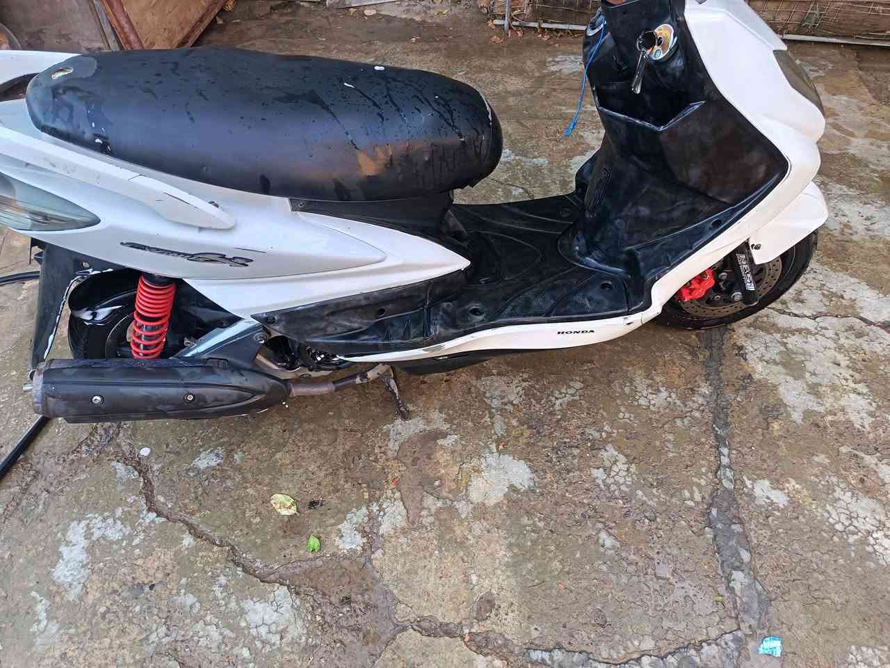 السلام عليكم دراجة للببع 
سكنس فحل ياباني نظافة 90 ٪ السعر 475وبيهة مجال حك الجية المكان ديالى العبارة التواصل متواجد ع الواتساب ***********
