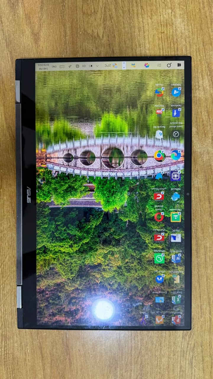 السلام عليكم

 لابتوبASUS Chromebook Flip C436F / C436FA، 

الملصق الخلفي مكتوب Model: C436F، والمواصفات الرسمية لهذا الموديل تشمل نسخ بمعالجات Intel Core من الجيل العاشر. 

مواصفاته

حسب النسخة الموضحه،  Core i3:

* 💻 الموديل: ASUS Chromebook Flip C436F
* ⚙️ المعالج: Intel Core i3-10110U — جيل عاشر، نواتين / 4 خيوط، من 2.1 إلى 4.1 GHz. 
‏* 🧠 RAM: 8GB LPDDR3 غالبًا، والرام ملحوم باللوحة. 
* 💾 التخزين: 128GB NVMe SSD في نسخة الـi3 الشائعة. 
* 🖥️ الشاشة: 14 إنچ Full HD 1920×1080، Touch، IPS. 
* 🎮 كرت الشاشة: Intel UHD Graphics 620 مدمج.
* 🔊 الصوت: Harman/Kardon.
‏* 🔄 Flip 360°: يعني الشاشة تنقلب وتصير مثل التابلت. 
* 🔌 المنافذ: USB-C، وmicroSD، وسماعة 3.5mm. 
* ⚖️ الوزن: تقريبًا 1.17 كغم. 
* 🔋 البطارية 42Wh تقريبًا، والشاحن USB-C بقدرة 45W. 
* 🪟 النظام الأصلي: ChromeOS، مو Windows.
مع شاحنه فقط تدعم الشحن السريع
السعر 300 الف وبي مجال قليل

للاستفسار ***********

نص مكتوب في الصور:
- About Your PC is monitored and protected. See details in Windows Security Related settings Change product key or upgrade your edition of Windows Read the Microsoft Software License Terms BitLocker settings Device Manager Remote desktop System protection Advanced system settings Rename this PC (advanced) Installed RAM 8.00 GB Speed: 2133 MHz Processor Intel(R) Core(TM) i3-10110U CPU @ 2.10GHz 2.59 GHz Graphics Card 128 MB Intel(R) UHD Graphics Storage 119 GB 33 GB of 119 GB used WIN-92QS4U50DT4 Helios Rename this PC Device Specifications Copy Device Name WIN-92QS4U50DT4 Processor Intel(R) Core(TM) i3-10110U CPU @ 2.10GHz 2.59 GHz Installed RAM 8.00 GB (7.87 GB usable) Graphics Card Intel(R) UHD Graphics (128 MB)