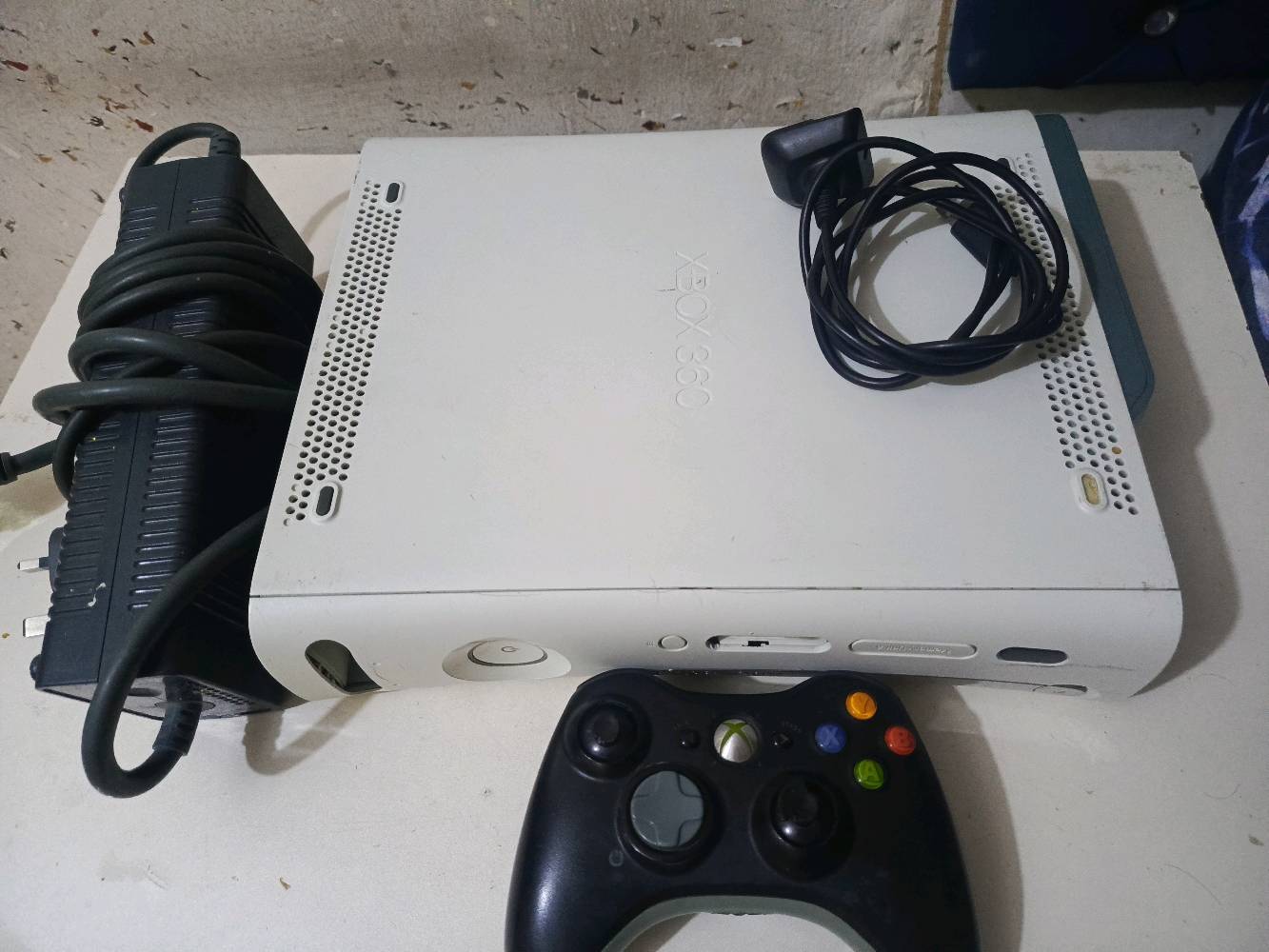 اكس بوكس360 نضيف وشغال مابيه اي خلل وبيه لعبات قويه وفوك200 لعبه ويا جوستك اصليه وكيبل شحن ومحولة تشغيل اصليه 
مكاني بغداد