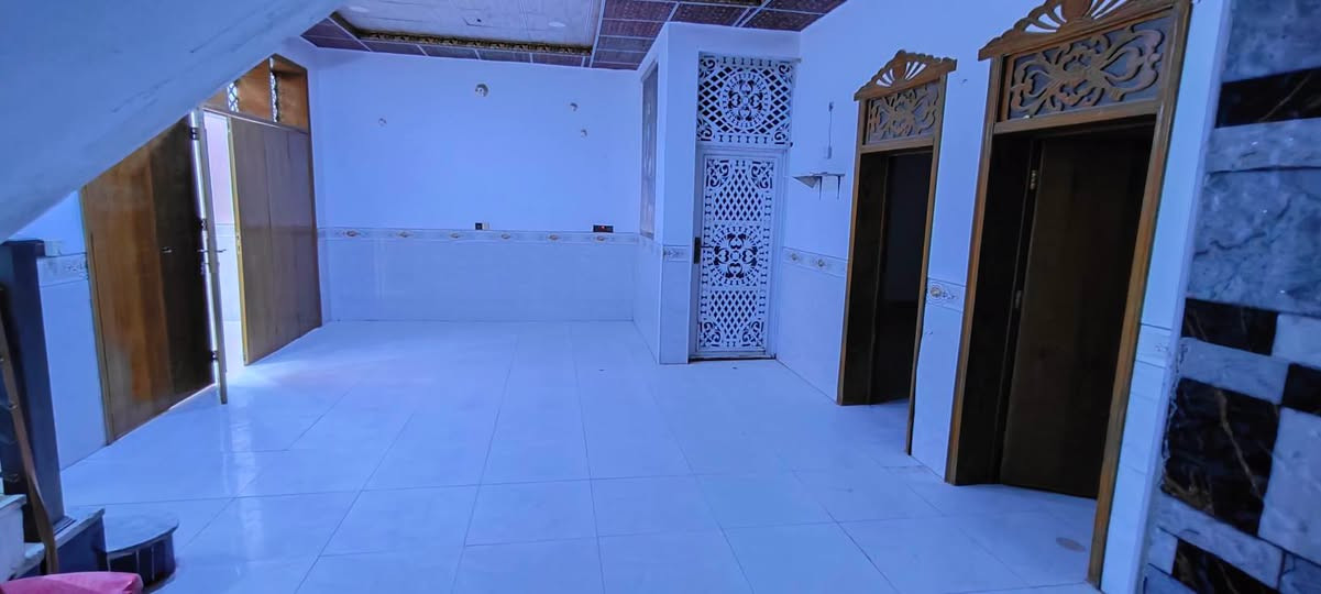 🏠 **متوفر بيت للإيجار**

📐 **المساحة: 200 متر**

 **الموقع: حي النداء – شارع المجمعات
 على شارع الـ60، يم **مجمع الكرار السكني**
 منطقة الـ52 ألف

✨ **مواصفات البيت:**
• غرفتين نوم
• صالة
• استقبال
• مطبخ
• صحيات داخلية
سعر الإيجار ٤٠٠ الف الشهر 
📞 **للاستفسار: ***********
📱 **واتساب: ***********
