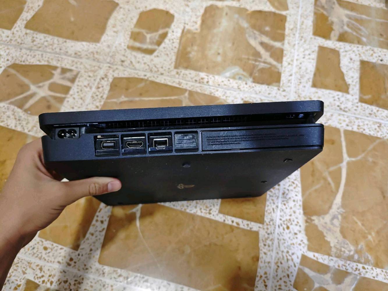 بلي فور سلم مهكر للبيع
نضيف ما مفتوح
نص تيرا
بيه العاب 
مع كامل الملحقات ويدتين يده اصلي والثاني تجاري
السعر 300 قفل