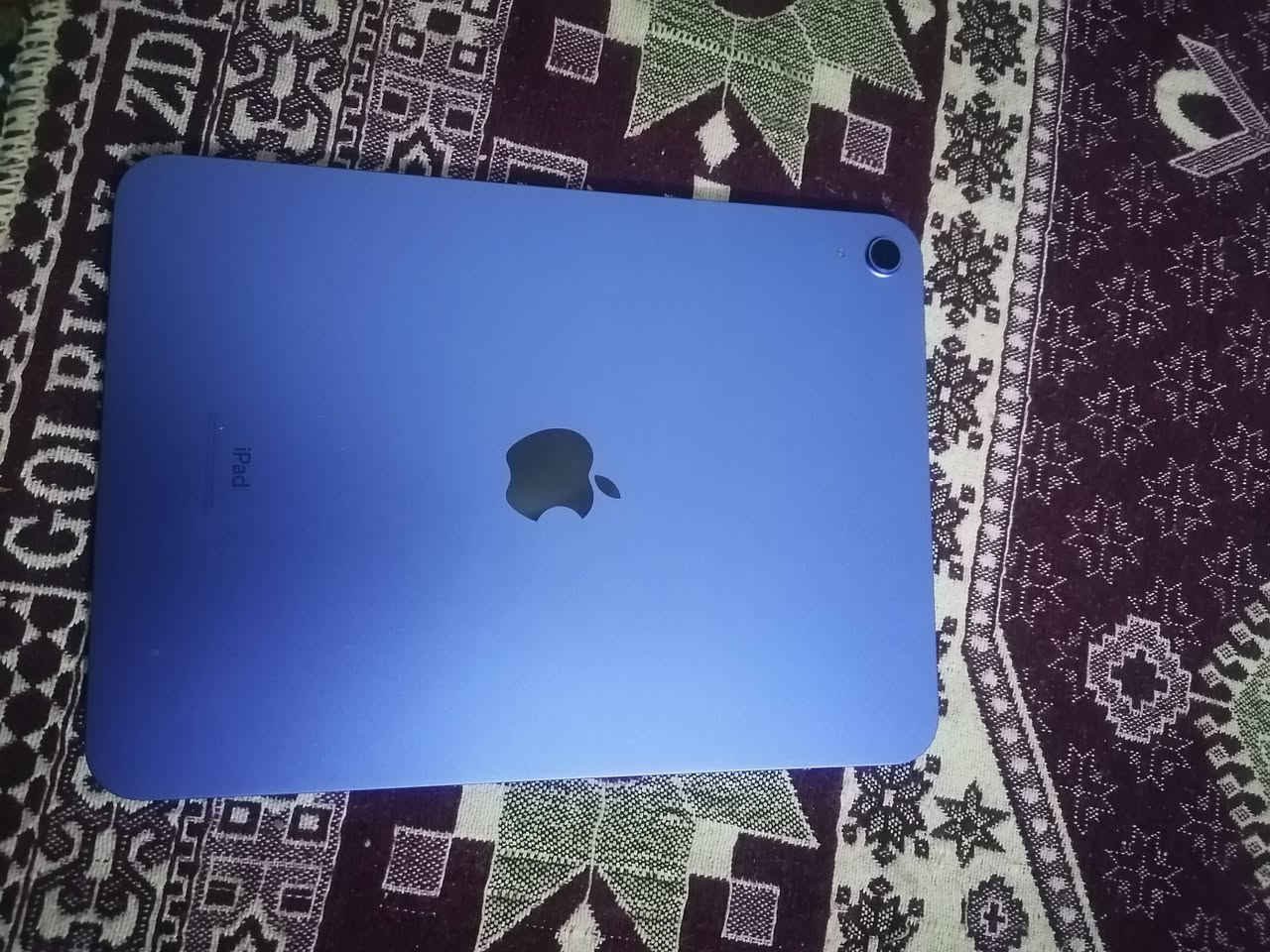 آيباد ١٠ • ذاكرة ٦٤ • مستخدم قليل