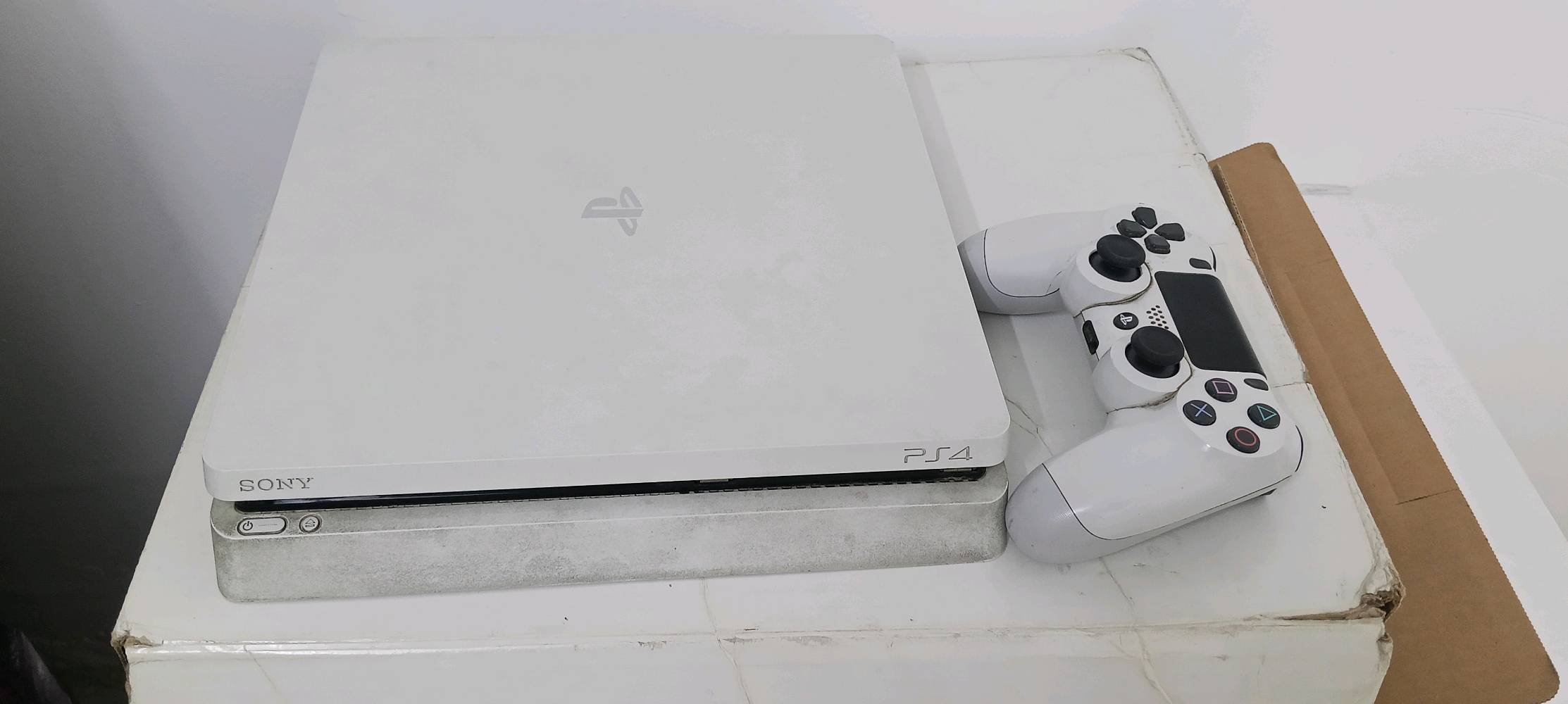 ps4 slim مهكر بلون الابيض
تفاصيل الجهاز:
الجهاز نظيف لا مفتوح ولا مصلح
ذاكرة 512GB
يحتوي على العاب جاهزة شغل والعب( gta 5 , god of war, uncharted, red dead redemption,fifa 27, call of duty)
كامل ملحقات مع الكارتون والكيبلات
جويستك الجهاز الاصلية 
تجي تفحص وتتاكد بيدك 

مشكلته الوحيده العدسه عطلانه وبما انه مهكر ما اعتقد الها ذيج الأهمية 

السعر : 230 الف
والشراي بي خير ويتدلل علينا 🤍
العنوان : بغداد / منطقة الشعب 
لا يوجد توصيل 
للتواصل والاستفسار : ***********