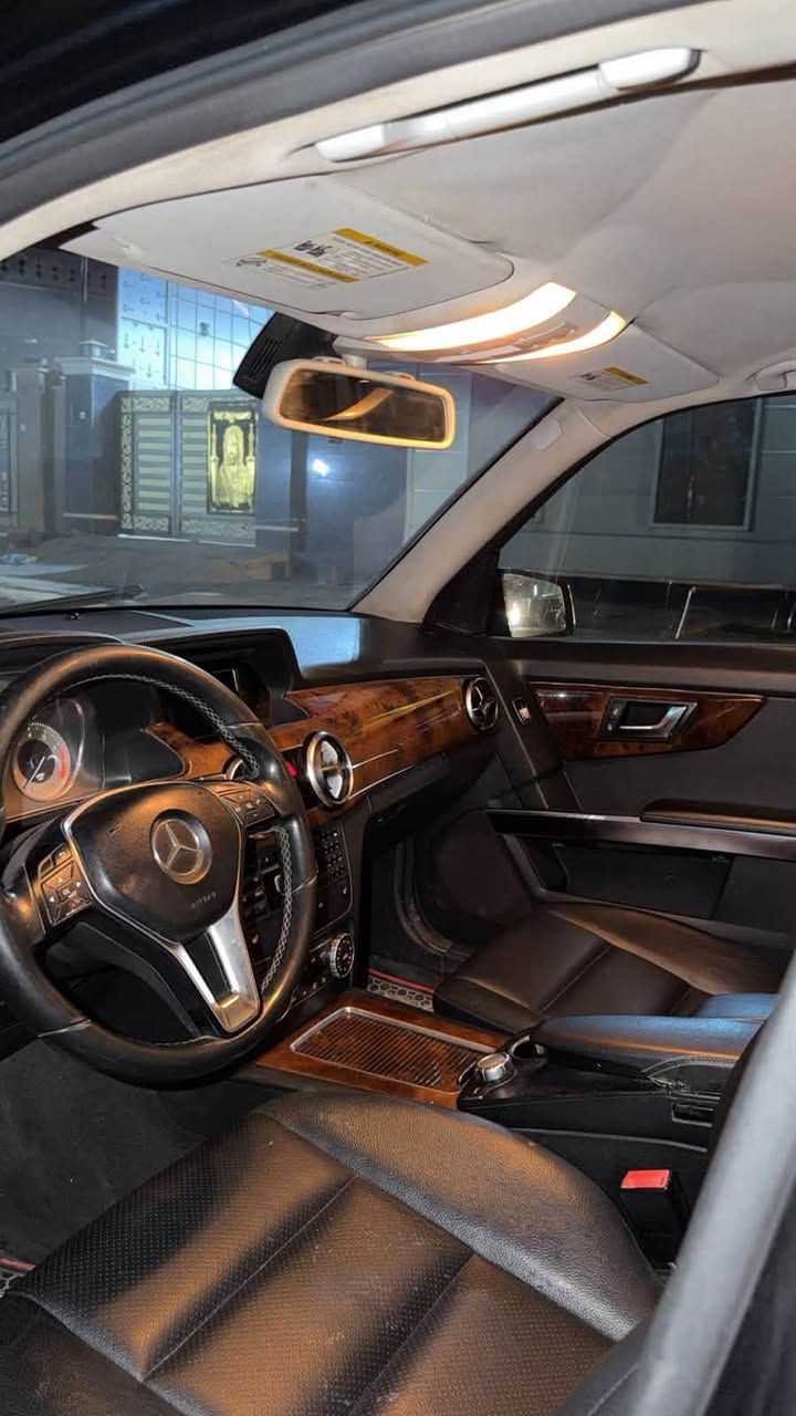 Mercedes-Benz S 350 موديل 2015
* المحرك: V6 سعة 3.5 لتر بنزين، تنفس طبيعي.

* القوة: حوالي 306 حصان.

* العزم: حوالي 370 نيوتن متر.

* القير: أوتوماتيك 7 سرعات 7G-Tronic Plus.

* الدفع: خلفي، وتوجد نسخ 4MATIC بدفع رباعي حسب السوق.

* 0–100 كم/س: تقريباً 6.1 ثانية.

* السرعة القصوى: حوالي 250 كم/س إلكترونياً.

* الوقود: بنزين، ويفضل استخدام أوكتان مناسب حسب توصية مرسيدس.

* عدد المقاعد: 5.

* التعليق: هوائي AIRMATIC في كثير من التجهيزات.

* المقصورة: شاشتان كبيرتان، نظام COMAND، جلد، تحكم كهربائي بالمقاعد، وأنظمة راحة متقدمة حسب الفئة.

* الأمان: مثبت سرعة، حساسات وكاميرات، مراقبة النقطة العمياء، تحذير الاصطدام وغيرها،

تفاصيل اكثر تصال ***********
