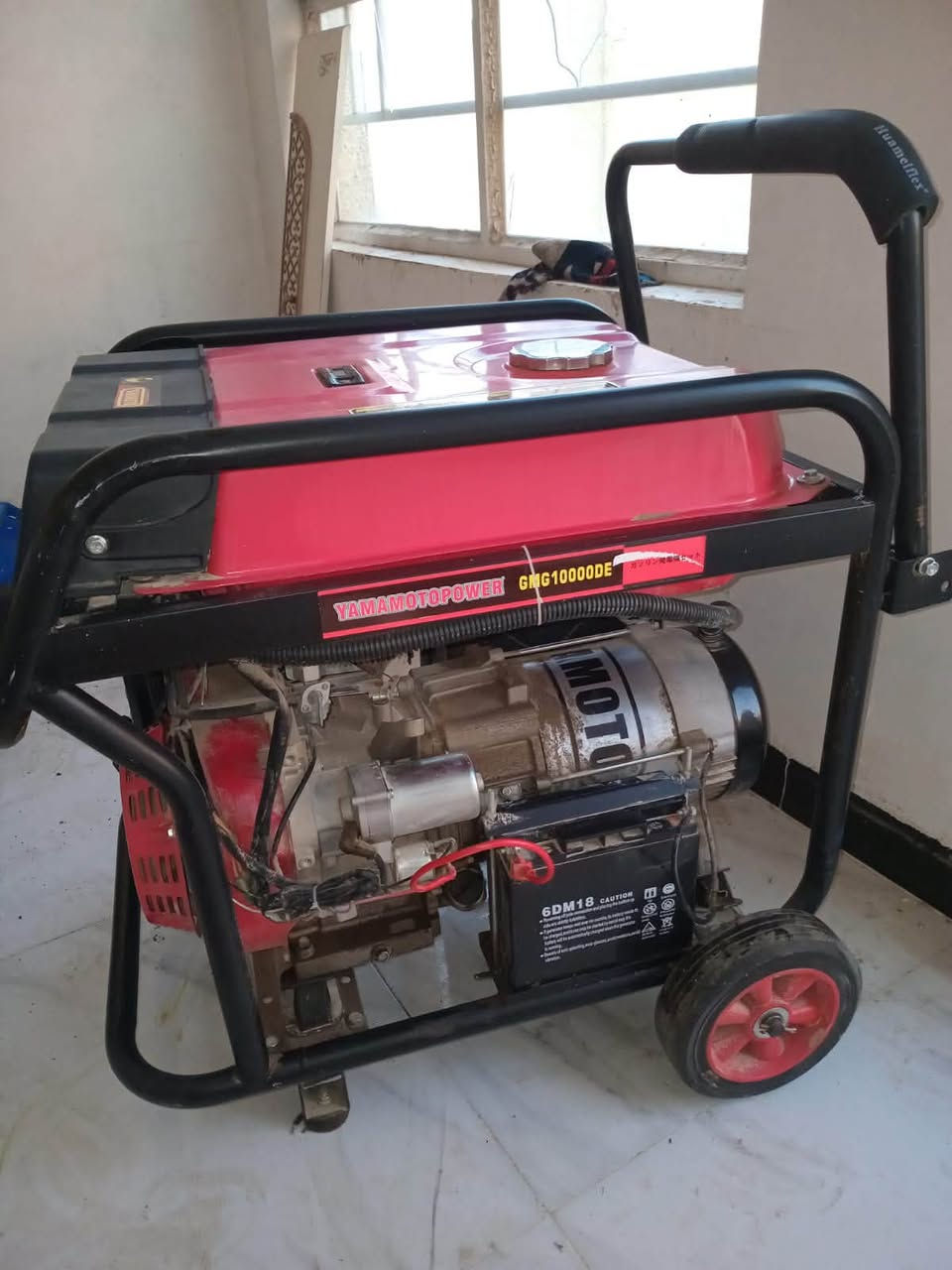 مولدة ياماموتو بنزين (7.5 KVA) للبيع، بحالة ممتازة وشبه جديدة.المواصفات الفنية:الماركة: Yamamoto Taihai (ياماموتو الأصلي).الموديل: GMG10000DE (لوحة ذهبية).القدرة القصوى (Peak Power): 7.5 KVA (كيلو فولت أمبير).القدرة المستمرة (Rated Power): 6.0 KW (كيلو واط).التيار الكهربائي: تعطي حوالي 30 أمبير صافي حمل.الجهد (Volt): 220 فولت (تردد 50 هرتز).قوة المحرك: محرك عملاق بقوة 16 حصان (مديل GM420A) يتميز بالعزم العالي والكفاءة الاقتصادية.نظام التشغيل: نظام تشغيل مزدوج (سلف يدوي بالسوِتش + هندل حبل للظروف الطارئة).لوحة التحكم وعناصر الأمان:شاشة ديجيتال (Volt Meter) لقراءة الجهد والتردد وساعات العمل.جوزة أمان (Circuit Breaker) لحماية المولد من التحميل الزائد.منفذ شحن DC للبطاريات (12 فولت / 8.3 أمبير).خروج كهرباء (AC) يحتوي على مأخذين (مأخذ اعتيادي أزرق + مأخذ صناعي ضخم مغطى للحماية).ملاحظات إضافية يمكنك إضافتها بحسب حالة جهازك:ملف المولد نحاس 100% لضمان تحمل العمل الشاق والحرارة العالية.خزان وقود كبير واقتصادي في استهلاك البنزين.المولد يحتوي على إطار حديدي متين للحماية وسهولة النقل.

للاستفسار على هذه رقم  ***********
