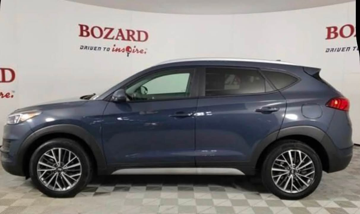 🚘 Hyundai Tucson SEL 2021
* موديل: 2021

* الفئة: SEL

* المحرك: 2.4 لتر GDI (181 حصان)

* ناقل الحركة: أوتوماتيك 6 سرعات

* نظام الدفع: أمامي (FWD)

* اللون الخارجي: أزرق (Dusk Blue)

* اللون الداخلي: أسود

* عدد المقاعد: 5

* عداد السيارة: حوالي 69 ألف ميل

المواصفات:

* شاشة تدعم Apple CarPlay و Android Auto

* كاميرا خلفية

* تشغيل بصمة مع ريموت

* مقاعد أمامية مدفأة

* تحكم أوتوماتيكي بالمكيف (منطقتين)

* مثبت سرعة

* حساسات ضغط الإطارات

* جنوط ألمنيوم قياس 18 إنج

* بلوتوث

* نظام الثبات الإلكتروني (ESC)

* نظام مانع الانزلاق (Traction Control)

* وسائد هوائية متعددة

* مثبت مقاعد أطفال ISOFIX

* مرايا كهربائية ومدفأة

* زجاج كهربائي كامل

* رفوف سقف

📍 السيارة وارد أمريكي، فئة SEL، مجهزة بمواصفات ممتازة ومناسبة .

مكاني بغداد حي جميلة 

السعر 163 وبيها مجال قليل

📞 للاستفسار والتفاوض يرجى التواصل على                    الرقم: (***********)
