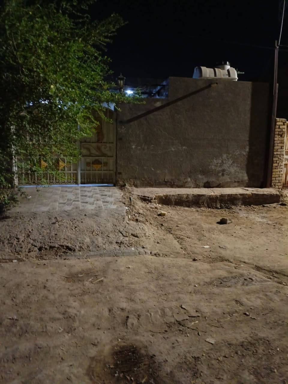 السلام عليكم دار سكن للبيع في قضاء الشافعية حي الزهراء ٢٠٠ متر واجه ١٢ ونص نزال ١٦  طابو صرف  يقع على منتزه  بصف الركن يتكون من كراج سيارة وحديقه استقبال ٧متر × ٣ ونص ومطبخ ٥×٣ونص وصاله ٨× ٣  وصحياة داخلية وخارجية مناور جبهتين غرف نوم عدد ٢    ٥× ٣ ونص  مسلح سقف عكاده  بناء  ٢٠٢٠ الاتصال على الرقم ***********
