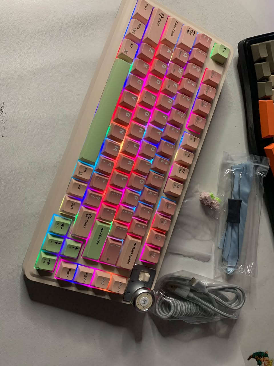 #متوفر جماعة f75 اطبك على صفحة😉
 
 🔥Lingbao mk75🔥
ميكانيكل كيبورد 
نوع الاسويتج outemu silent lemon v3🔥

💯Rgb متعدد الانماط قابل للتخصيص 

💯Rgb من الجوانب + rgb عتلة الصوت
وايرلس 2.4+bt+wired شنو يعجبك

كي كابس مميز  كلش وصوت رهيب

نضام تشغيل عتلة بشكل مميز

معدل الاستجابة يصل الى1000HZ

5 طبقات ماص للصدمات وصوت داخلي رهيب

من ملحقاته ✨
(كيبل تايب سي ملتف+ اسويتجات عدد2 + قالعة كي مابس واسويتجات + فرشة تنضيف وقطعة تنضيف قماش )💯
.
السعر 40 الف بلاش 
التوصيل لجميع المحافظات 5 الف
