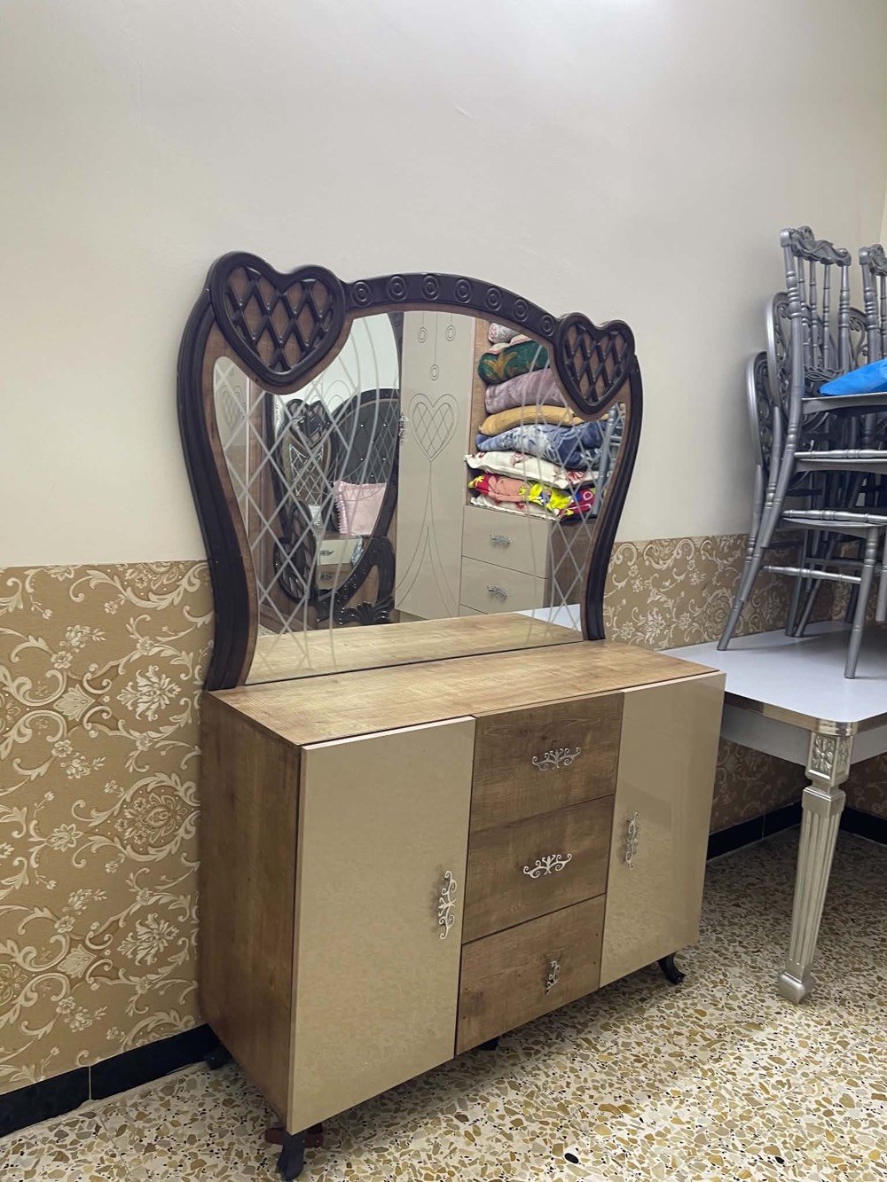 غرفه تركي 6 قطع نظام سلايت وابواب نضيفه بدون ضرر تكمه داخلها نضيف 
450 وبيها مجال
بغداد  المشتل