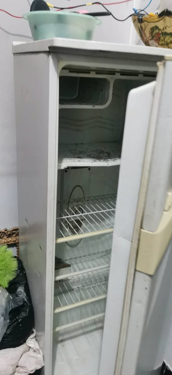 ثلاجة للبيع شغاله مكانهه لهوير ارتفاعهه 135 سعر 125 وبيهه مجال تلفون ***********
