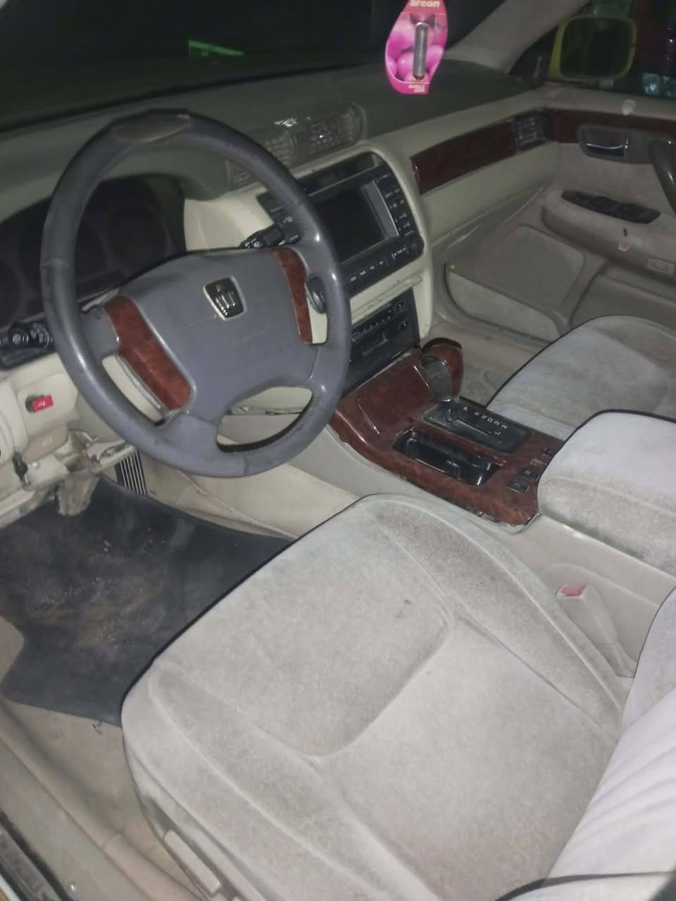السلام عليكم سياره للبيع موديل 2003 بها قصه قماره طبقه جديده تخم تاير بيع متواز السعر 20 بها مجال***********
