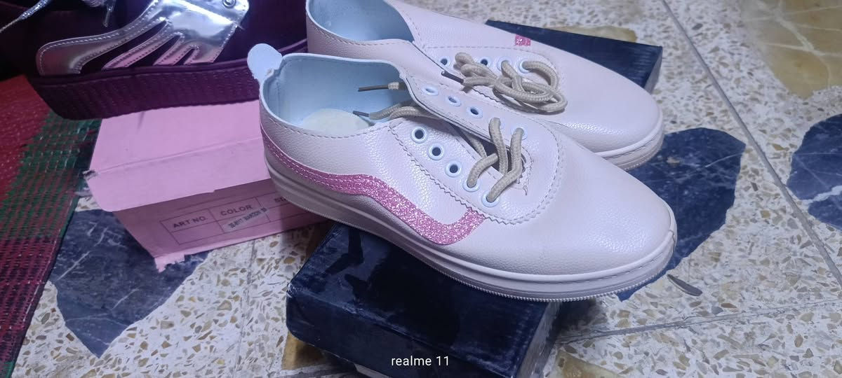شلعه 100 قطعه سعر القطعة 2 الف الحجز ولاستفسار وتساب ☎️ ***********

نص مكتوب في الصور:
- realme 11
- realme 11 Be Strong