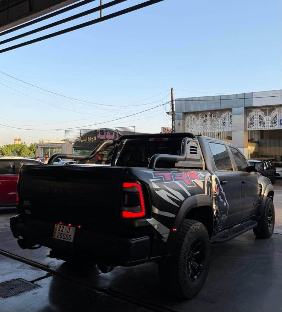 السلام عليكم للبيع TRX كلين تايتل ورقم مميز

* الموديل: Ram 1500 TRX Crew Cab 4x4

* سنة الصنع: 2022 ماشيه 23 الف ميل

* المحرك: 6.2L Supercharged HEMI V8

* القوة: 702 حصان

* ناقل الحركة: أوتوماتيك 8 سرعات 

* اللون الخارجي: Diamond Black Crystal Pearl (أسود لؤلؤي)
مغلف bbf mate بالكامل
مع كتاب تضليل 

* الداخلية: Black Interior / Black Seats (أسود)

✅ TRX Level 1 

* مقاعد جلد فاخرة (Leather-Trimmed Bucket Seats)

* دواسات Mopar رياضية من الألمنيوم

* تدفئة المقاعد الأمامية

* صندوق تخزين أسفل المقاعد الخلفية

* دعم قطني كهربائي لمقعد الراكب (4 اتجاهات)

* مقاعد السائق والراكب كهربائية 8 اتجاهات

* إنارة صندوق التحميل

* مقود مدفأ

* دواسات قابلة للتعديل

لاونج كونترول launch control 

* سقف بانورامي مزدوج (Dual-Pane Panoramic  Sunroof)

* حساسات أمامية وخلفية مع نظام التوقف (ParkSense Front & Rear Park Assist with Stop

السياره عليه تزويد واضافات وبرمجه ومراوح بحوالي 10 الاف دولار
جاهزه وكامله من كلشي 
السعر راسلني واتس او ماسنجر مناسب بالنسبه للسوك وللنظافه والتجهيز وكلشي بيه

مكانه السيديه او اليرموك 
***********
