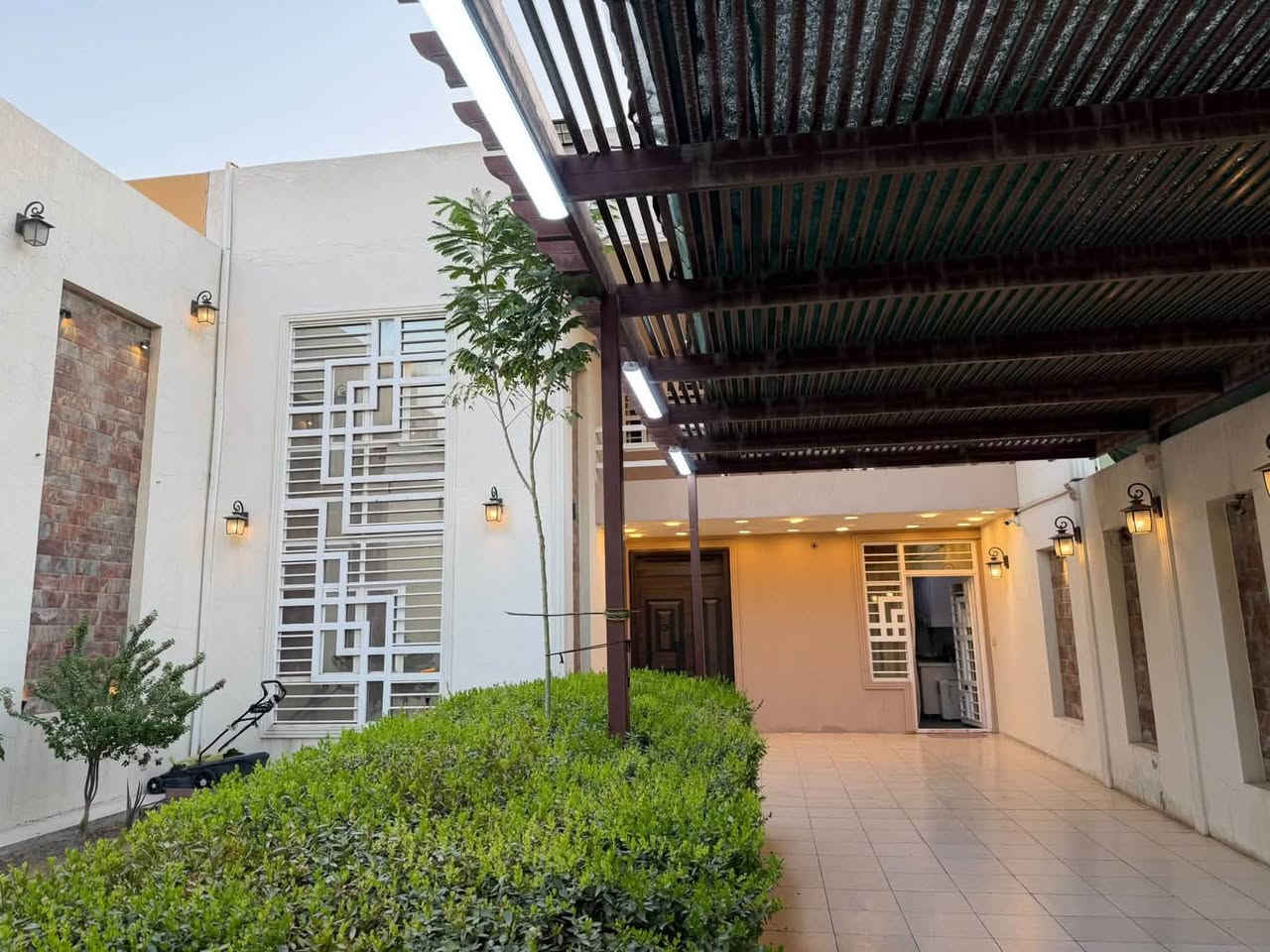 افخم وأجمل دار سكني بمساحة 250 متر بكل قرية الغدير ألأولى 
محافظة النجف الأشرف 
ومقابيلة حديقة تابعة للدار مساحتها 200 متر مسيجة ومسقفة وجاهزة
واتجاه الدار مشرق
يحتوي الدار أربعة غرف نوم واحدة في الطابق الأرضي وثلاثة في الطابق الاول
الدار متعوب عليه ويحتوي الكثير من الإضافات والتعديلات ويباع مع الأثاث كاملاً مايحتاج اي شي فقط تسكن مباشرةً
الملكية طابو مُلك صرف سند حُر 
لمعرفة السعر والتفاصيل ولمعاينة الدار اتصل بنا
***********
مكتب عقارات صادق الخزعلي
