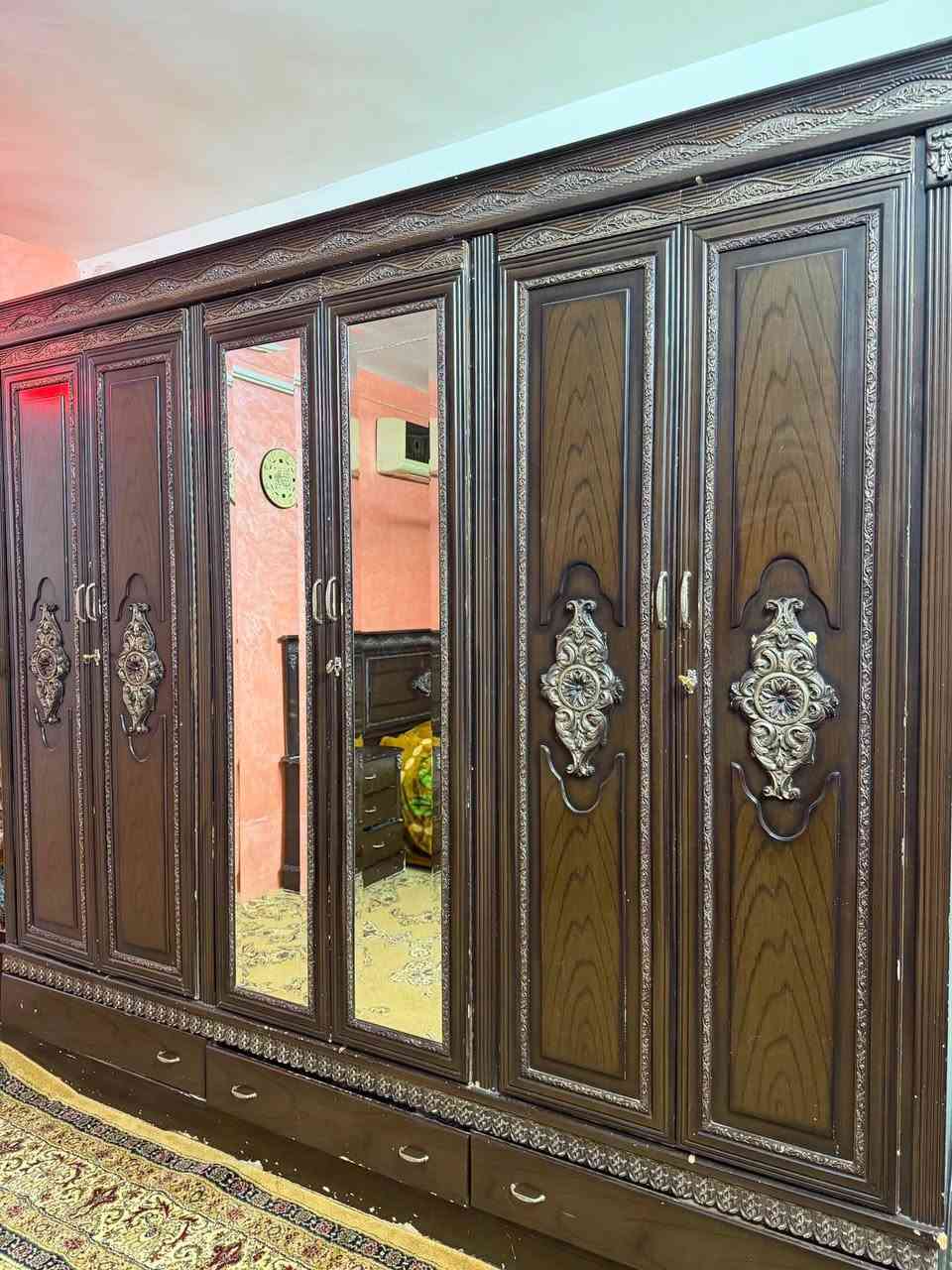 للبيع غرفه اخشاب  سوريه ٥قطع السعر ٢٠٠قفل للاستفسار ***********
