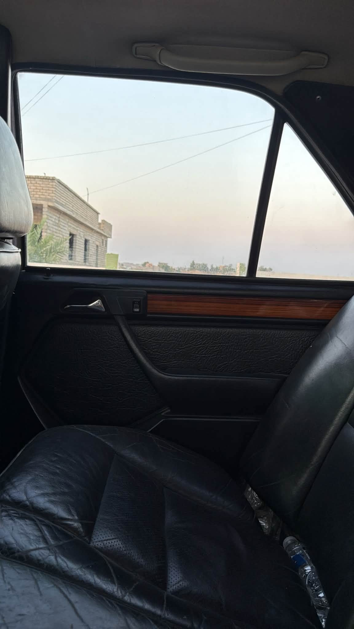 مارسيدس موديل 1992 سيارة بلادية وجديد
محرك vvt 2500
سيارة فول مواصفات
 فتحة سقف
 كشن كهرباء 
داخل صاج 
كشانة جلد بلادي 
كير ومحرك شرط تبريد ثلج 
السعر 58 وبي مجال ويرهم مراوس بـ BMW 
للأستفسار اكثر 
***********
***********
