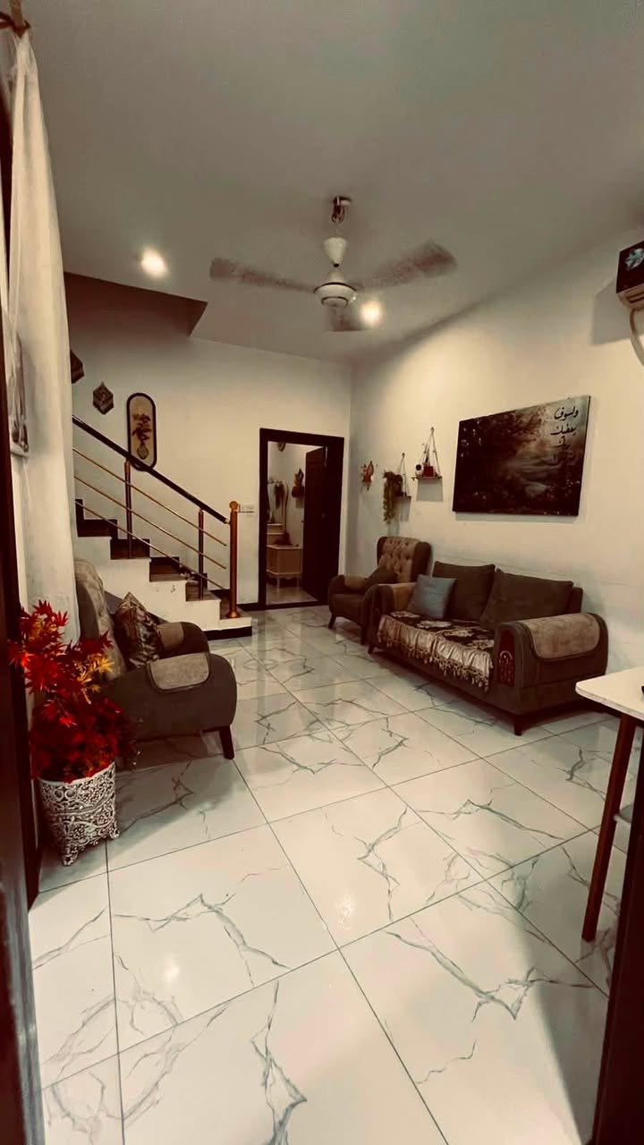 🏡✨ فرصة مميزة للسكن في مجمع الرواد ✨بيت للبيع 🏡
إذا تبحث عن بيت مرتب، عملي ومناسب للعائلة وبموقع قريب من أهم الخدمات، فهذا البيت قد يكون اختيارك المثالي ❤️

📍 موقع مميز وقريب من:
🏥 المستشفى التركي
🎓 جامعة واسط
🛍️ الأسواق والخدمات

🏠 مساحة البيت:120م²

🔸 الطابق الأرضي:
🛏️ غرفة نوم
🍳 مطبخ
🛋️ صالة
🏡 هول داخلي
🚿 حمام داخلي + حمام خارجي

🔸 الطابق الأول:
🛏️ غرفة نوم بنظام سويت مع حمام خاص

💰 المقدّمة: 60 مليون دينار
🏦 القسط الشهري للمصرف: 548 ألف دينار فقط
💵 المدفوع للمصرف العقاري: حوالي 25 مليون دينار

⭐ بيت جاهز للسكن

📞 للاستفسار اكثر الاتصال على 
***********
