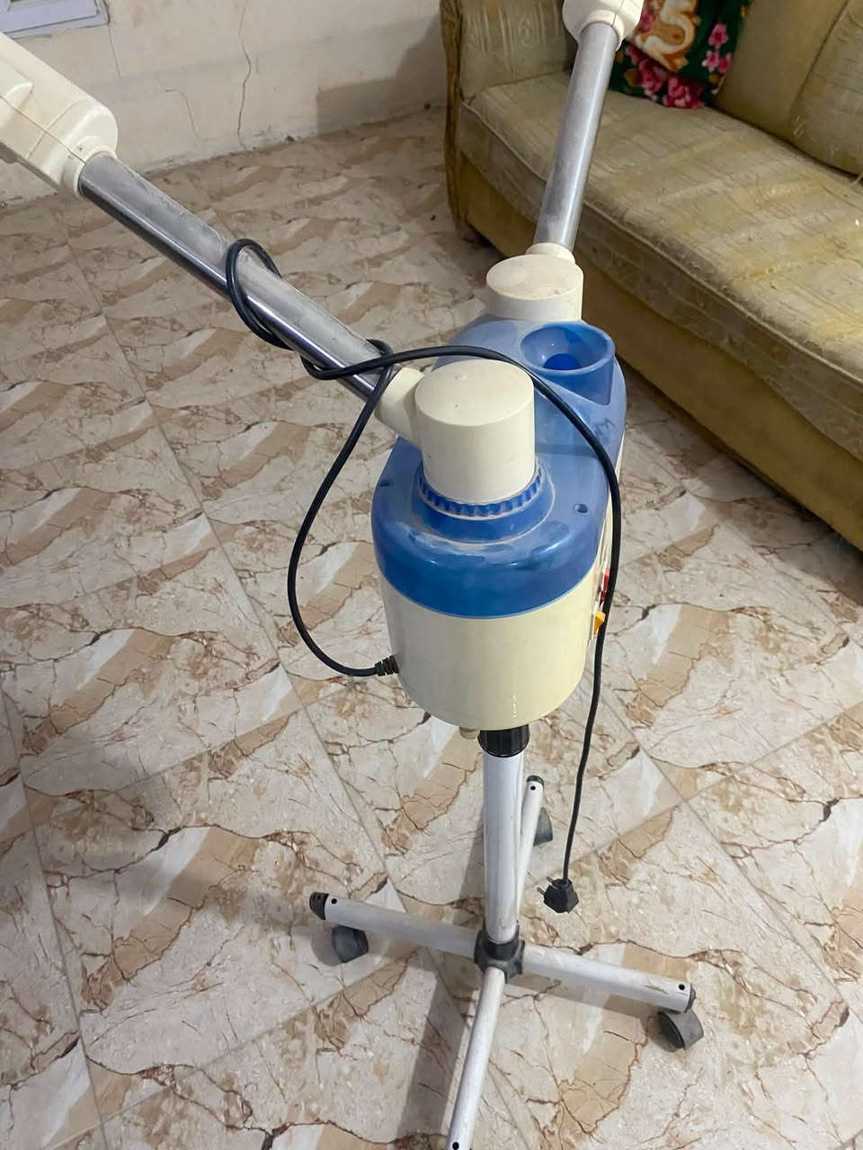 السلام وعليكم يوجد غراض محل حلاقه مجهز بالكامل
2 كراسي حلاقه 
2مرايات طوال يوجد فيها نشرات
ميز جرارات متحرك للادوات 
ميز تعلاك طويل
بخار تنظيف
السعر كامل ٦٠٠ الف 
للتواصل ***********
