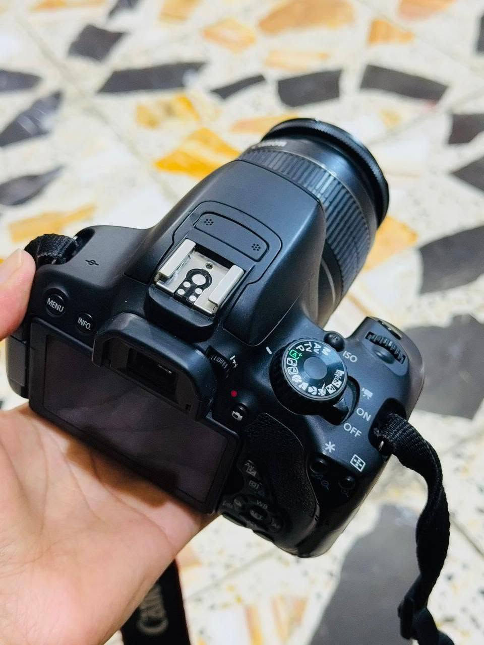 هاي المواصفات من جي بي تي 
اريد ابيعها او مراوس بجهاز نضيف ايفون او اندرويد 
*********** مكانها بغداد 

الكاميرا هي Canon EOS 650D، والمعروفة أيضًا باسم Canon Rebel T4i ببعض الأسواق. �
كانون +١
مواصفاتها
الحساس: APS-C CMOS
الدقة: 18 ميگابيكسل
المعالج: DIGIC 5
الأيزو: 100–12,800، وقابل للتوسعة إلى 25,600
التصوير المتتابع: لحد 5 صور بالثانية
الفوكس: 9 نقاط، وكلها Cross-type
الشاشة: 3 إنچ، لمس، متحركة، دقتها حوالي 1.04 مليون نقطة
الفيديو: Full HD 1080p
الذاكرة: SD / SDHC / SDXC
البطارية: LP-E8
الموديل نزل سنة 2012. �
كانون +١
العدسة اللي وياها
العدسة الظاهرة عندك هي Canon EF-S 18-55mm، وهي عدسة زوم قياسية مناسبة للتصوير اليومي وتصوير المنتجات.
