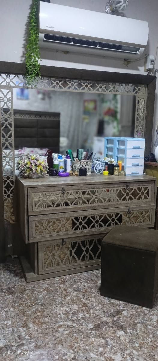 غرفت نوم البيع ملكي سعر ٥٥٠ غير متواجد علئ فيس اتصل *********** وهاذا ***********
