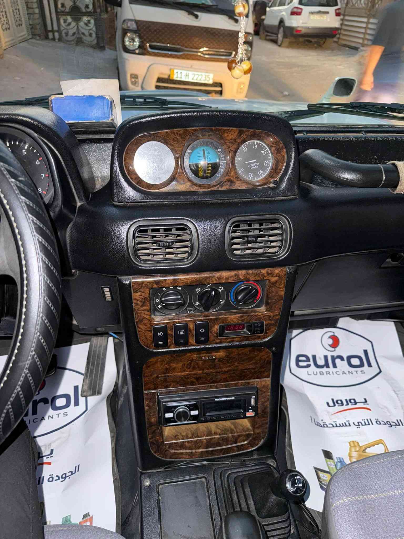 السلام عليكم 

كالوبر موديل 1999 سياره جديده بمعنى الكلمة ونضيفه 
كير و مكينه و تخم تاير نضيف و جديد
مكينه بلاديه و كير اوتو ماتيك
محرك 3000 يعني 6 سلندر
جاهزة من اي نقص كلشي كامل بيه و جديد 

السعر 69 ورقه و بيه مجال للشراي و الي يتصل
الرقم ***********
