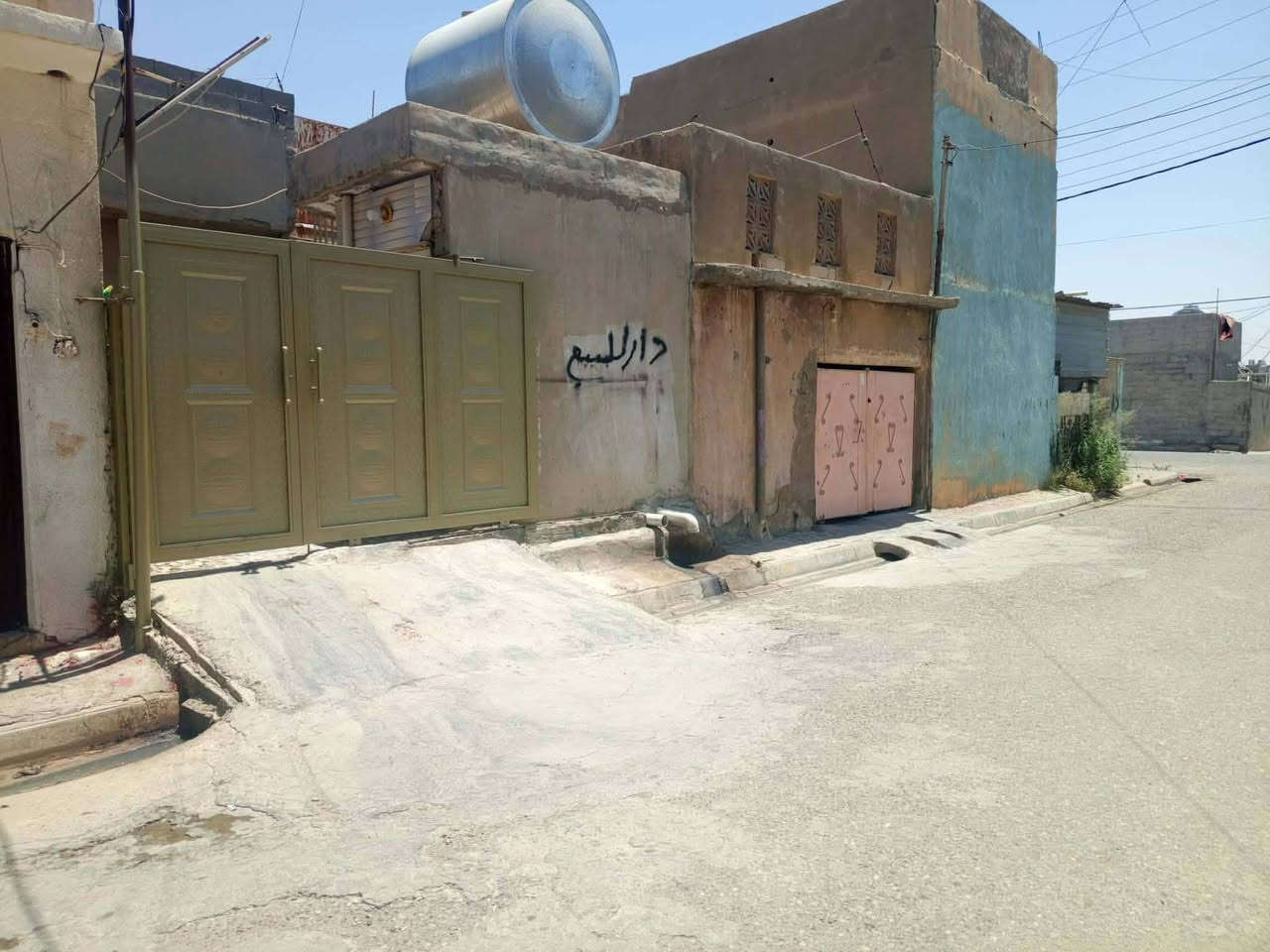 بيت للبيع مساحه 120 متر طابو خدمات فول موقع قرب حي الحجاج سعر 90 مليون بي مجال للاتصال ***********
