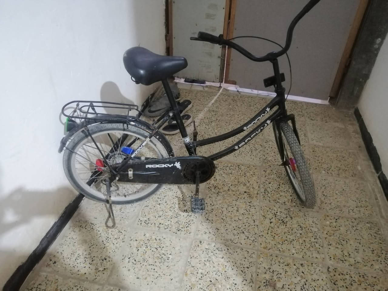 السلام عليكم باسكل للبيع بطه حجم 20 بايسكل جديد وياله وسرج نضيف كلش بس ينغسل ويه جاملغ كدام وبريك كدام ودينمو مابي نقق كامل گبل للشارع السعر 75 وبي مجال للطيبين ادخل خاص وبيك خير ودلل خاص موجود  للتوصل *********** بي واتساب
