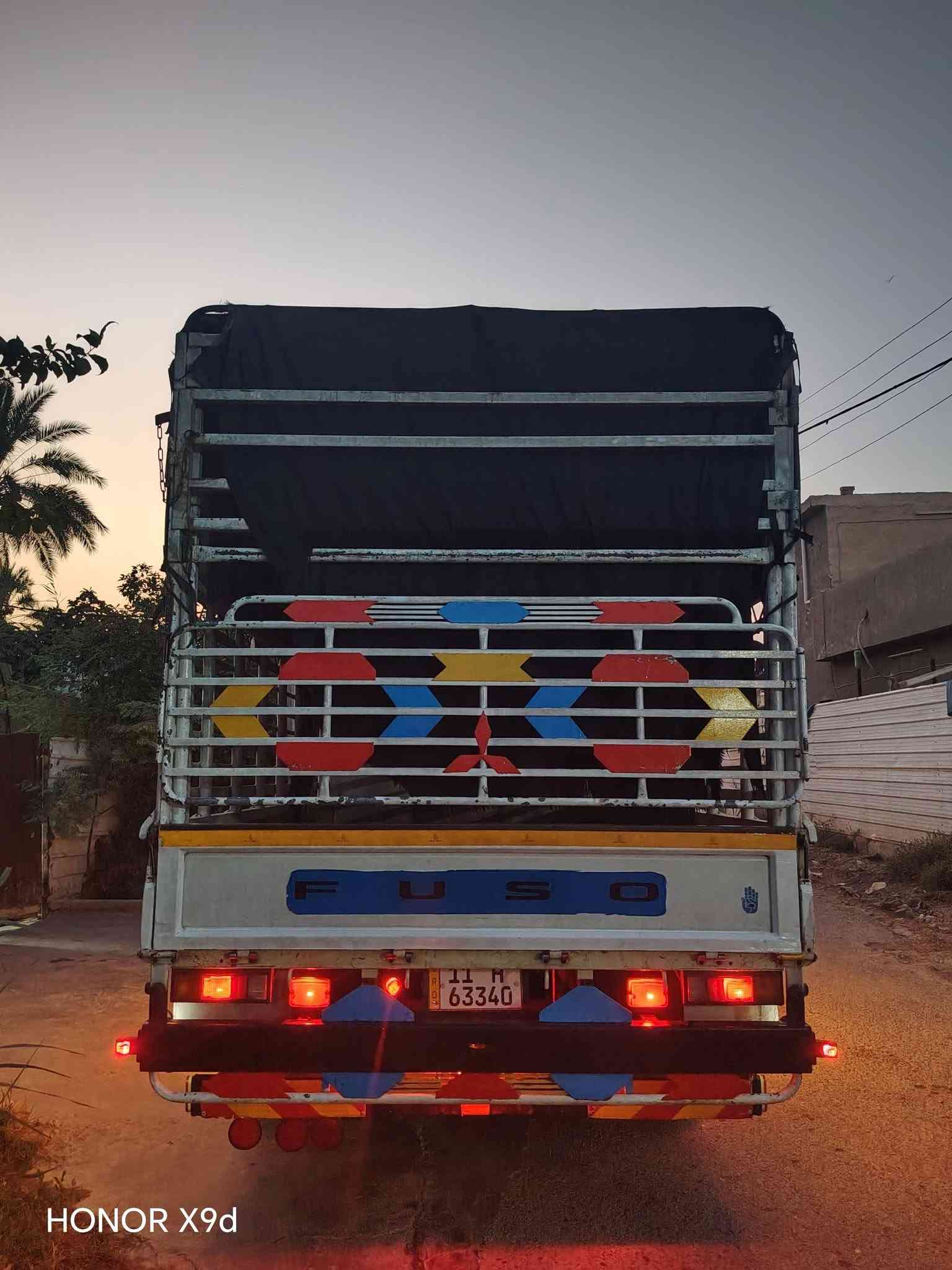 بسم الله الرحمن الرحيم
للبيع ميتسوبيشي كانتر فوسو (Mitsubishi Fuso) موديل 2020، نظيفة جداً وجاهزة للشغل فوراً بدون أي مصاريف.
​🔹 المواصفات والتفاصيل:
• الموديل: 2020
 مكفولة كفالة عامة (شاصي، محرك، كير، صبغ) – ما عدا طخة بسيطة بباب السكن ع كد شبر ومصلحة (بشرط الفحص أينما تحب)
• تخم تاير جديد ياباني أصلي (برجستون / Bridgestone)
•  ويل كب كروم طخم
• تبريد ثلج شغال 100%
• الرقم: بغداد حرف إنجليزي
•  جاهزة للعمل المباشر بدون أي نقص
• ملاحظة: الكاسحة مو ويا السيارة (تعود لصديق وتتنزل قبل البيع)
​📍 المكان: بغداد – الطارمية
💵 السعر: 240 ورقة (وبيه مجال بسيط للطيبين)
​📞 للتواصل والاستفسار:
• رقم الهاتف / واتساب: ***********

نص مكتوب في الصور:
- HONOR X9d