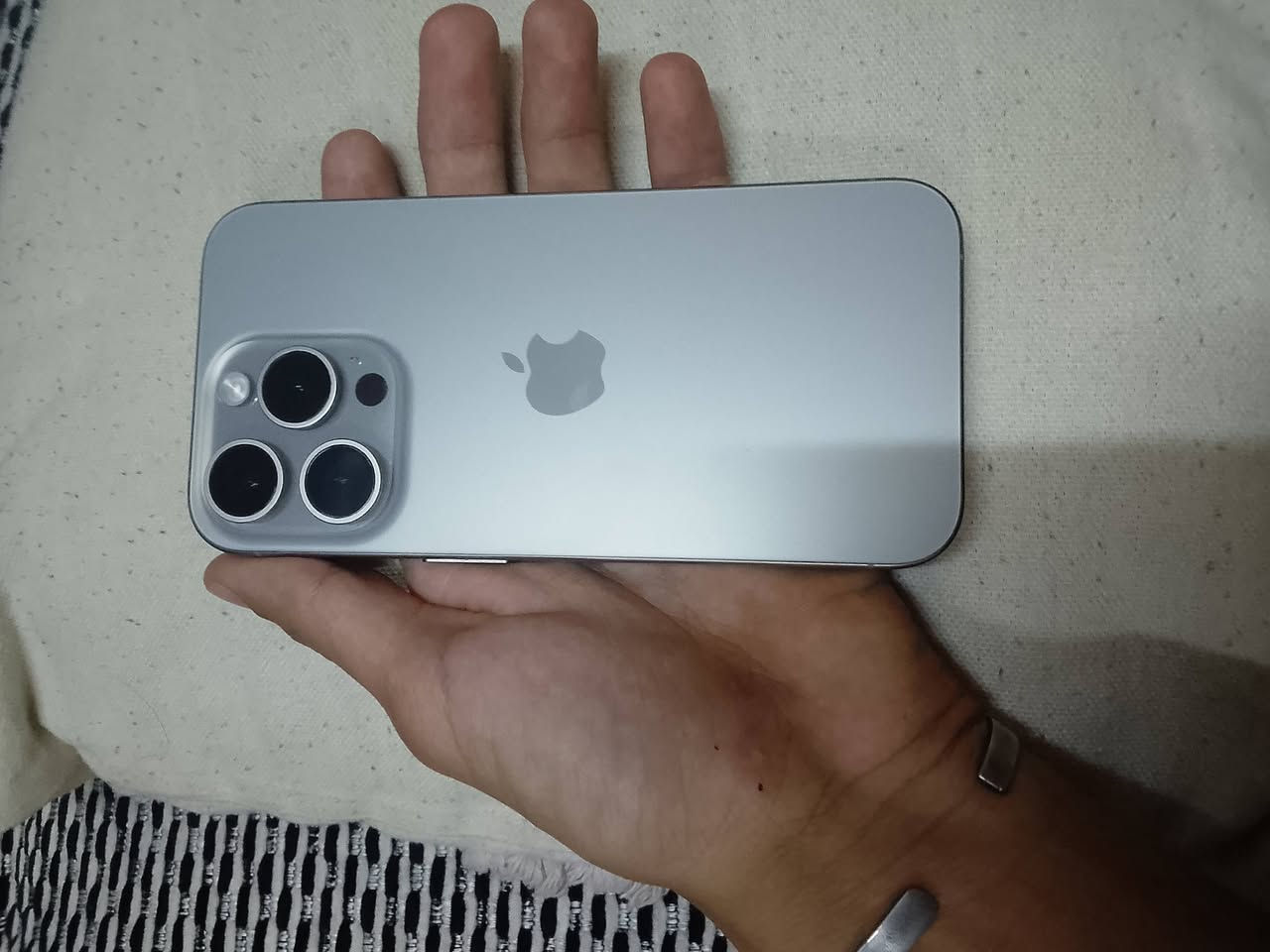 15 برو فقط نضيف ١٠٠/١٠٠ ماستر شرق أوسط هو وكارتونه بطاريه ٨٩🔋 ذاكره ٢٥٦ واتر بروف نضيف مستعجل ع بيعته مكان بغداد تواصل *********** السعر ٨٥٠ ❤️❤️
