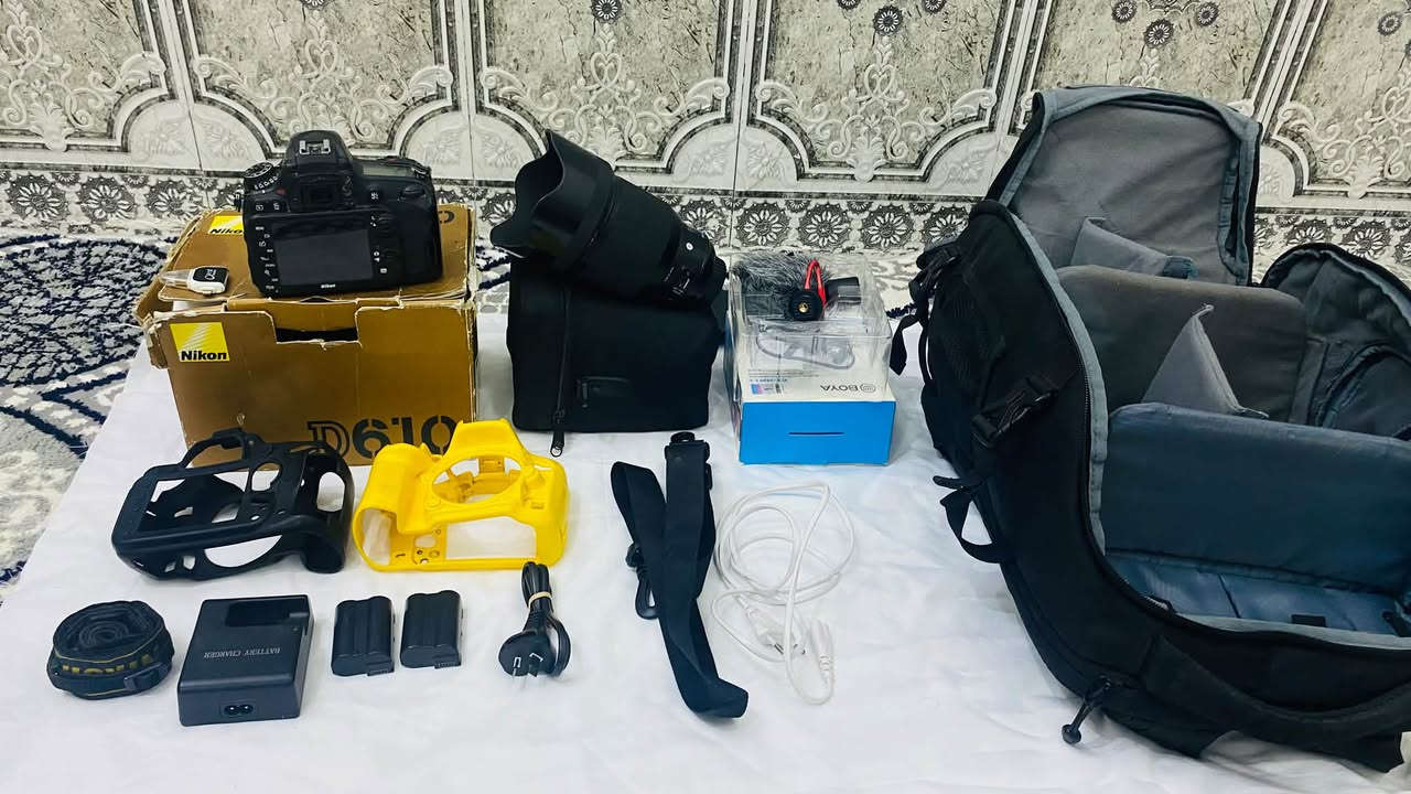 للبيع معدات تصوير احترافية بحالة ممتازة جداً، بكج كامل لا يحتاج أي إضافة:
📸 أولاً: الكاميرا والعدسة
 كاميرا نيكون Nikon D610 (Full Frame): نظيفة جداً وخالية من المشاكل.
 عدسة سيجما Sigma 85mm f/1.4 Art: القمة في عزل البورتريه والحدة، نظافة 100/100 ✨.
🎙️ ثانياً: الصوت والتسجيل
 مايكروفون BOYA: جديد بالكامل (غير مستخدم أبداً) لتسجيل صوت نقي وصافي للفيديوهات 🎙️.
💻 ثالثاً: ملحقات نقل البيانات والذاكرة
 ناقل صور متعدد المنافذ (3 في 1): يحتوي على منافذ (Type-C / Lightning / USB) لنقل الصور فوراً للموبايل.
 قارئ كروت الذاكرة (SD Card Reader): لنقل الصور بسرعة وسهولة للحاسبة/الابتوب 💻.
🔋 رابعاً: الملحقات والملزومات
 الكارتون الأصلي للكاميرا 📦
 بطاريات عدد (2) 🔋🔋
 حافظة جيلاتين للحماية عدد (2) (أسود + أصفر) 🛡️
 حزام كتف رسمي 🎗️
 شاحن بطاريات أصلي + الكيبل 🔌
🎒 خامساً: الحقيبة
 حقيبة ظهر احترافية كبيرة جداً: تحتوي على 12 جيباً ووتقسيمات داخلية ممتازة تتسع لجميع المعدات وزيادة.
💰 السعر: [مليون و٦٠٠ الف وبيها مجال]
📞 للتواصل: [خاص وواتساب فقط***********]
