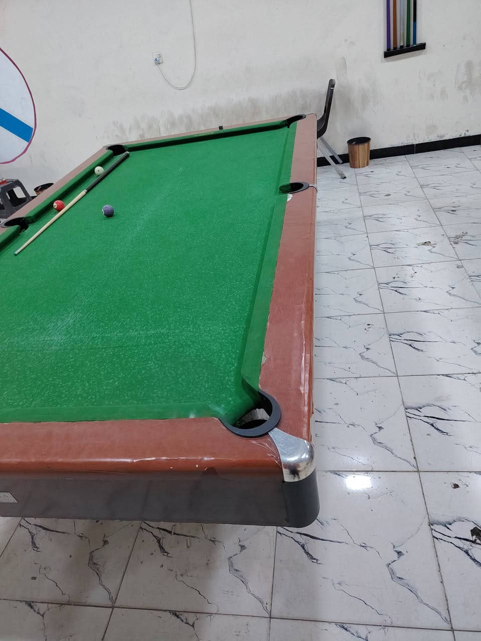 سلام عليكم غراض كوفي للبيع 
ستخدام شهر واحد 
ميز بليارد عدد 2
ويركه سعر 1250 وبيهن مجال 
ميز محاسب عدد 1 سعر 100 وبيه مجال 
كراسي سعر لواحد 9 وبيه مجال 
طبلات سعر لوحده 40 وبيهن مجال
***********/   ***********
