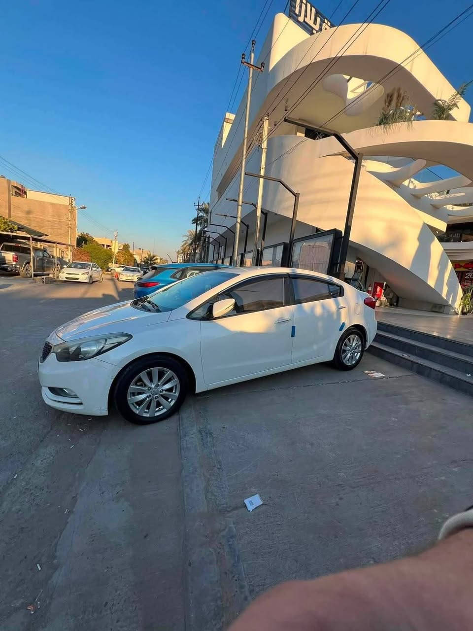 سيراتو خليجي موديل ٢٠١٦
محرك ١٦٠٠ 
ماشيه ٨٣ حقيقي 
كامره وشاشه اندرويد 
حساسات خلفيه 
مري كهرباء 
اشاير بلمري 
رقم بغداد مميز باسمي السياره 
بيها قطعه وحده صبغ باب خلفي 
تدفئه وتبريد 
كير ومحرك مكفولات 
سياره جاهزه من كلشي 
بانزين أدير بس محسن 
ودهنها فقط من وكالة الحسام 
سعرها ١١٨ وبيها مجال 
راسلني وادزلك سونار
***********
