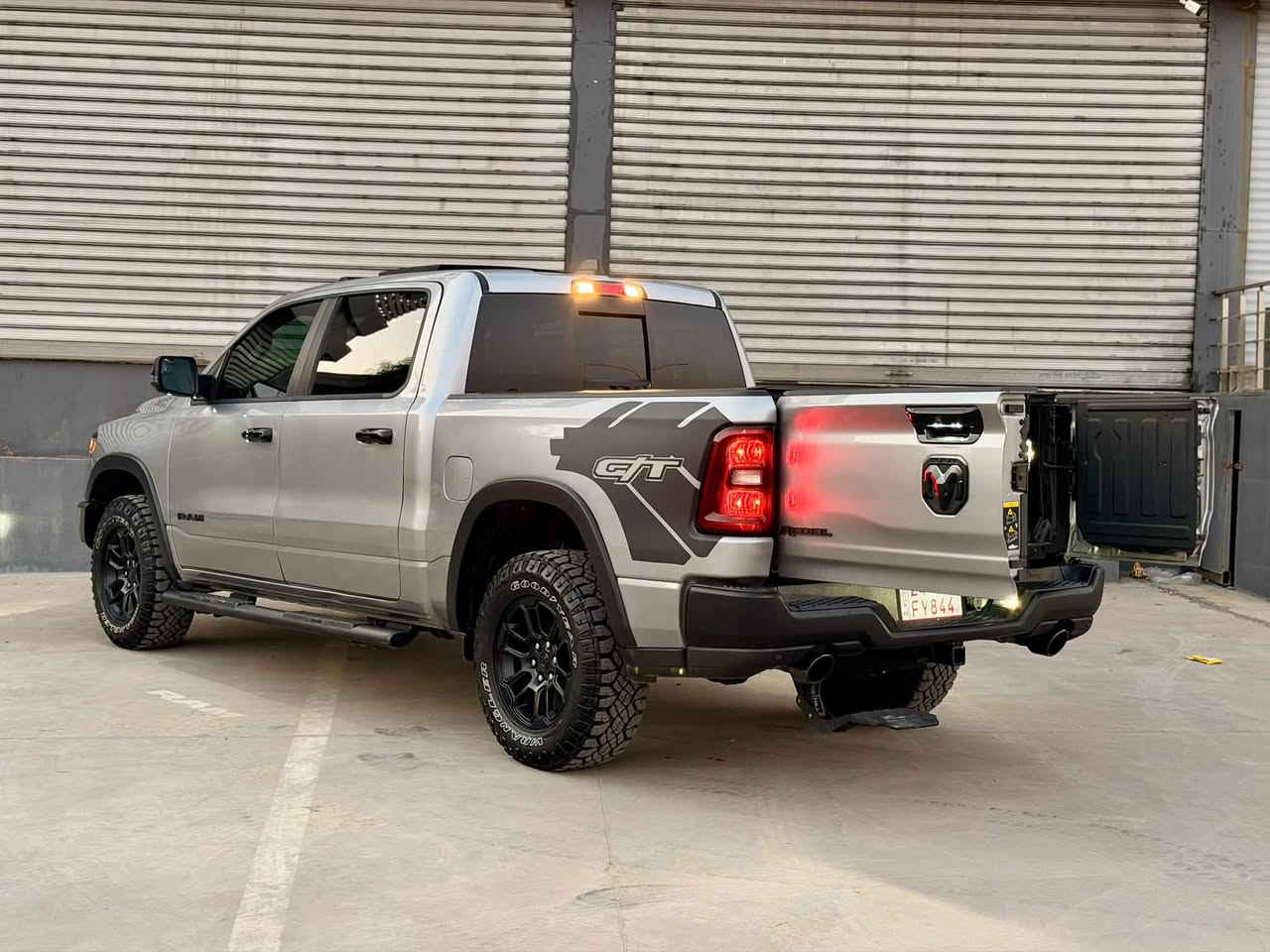 ram rebel gt  2025
شاشه تيسلا 
بنوراما 
كير طرح 
عداد الكتروني 
شاشه لنفر سكن 
كشنات جلد تبريد و تدفئه
تشغيل عن بعد 
صندوق كهرباء 
شاحن وايرليس 
محرك 6 سلندر توين توربو 
ماشي 13 الف 
كاتي مواقت يترقم اربيل سليمانيه دهوك 
بجم كبس سونار بلمنشور مع صور حادث
ايرباك سليم 
مكان سياره كركوك 
سعر 450 
***********
