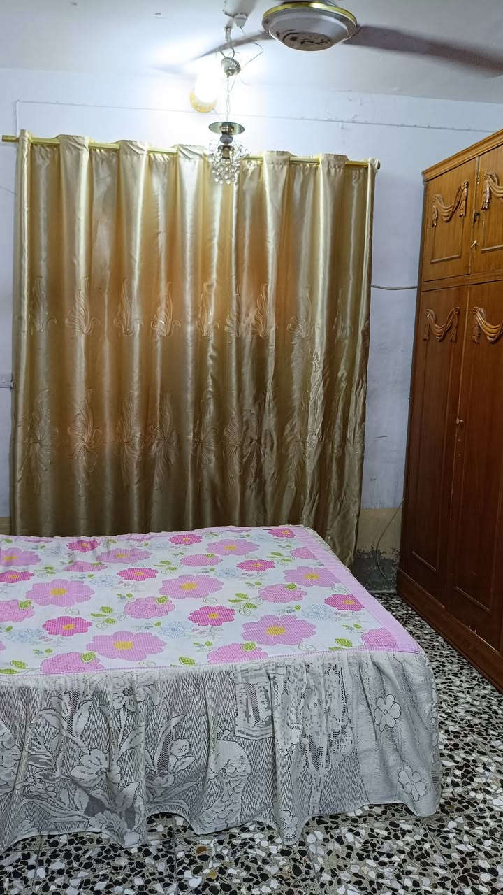 السلام عليكم بيت مساحة 100 متر مربع طابو صرف يحتوي على صاله واستقبال وغرفه ومطبخ وصحيات داخليه في حي الخضراء قرب شركة الاقتدار للاستفسار الاتصال على الرقم ***********
