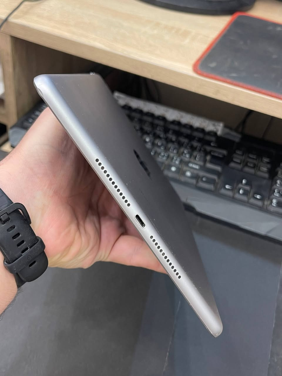 📱 للبيع iPad 6 – ذاكرة 32GB
الجهاز نظيف جداً ومفتوح من الباكيته على إيدي، والآيباد ما مفتوح ولا متصين.
⚠️ الملاحظة الوحيدة: مكان السماعة العلوية ما يشتغل، لأن رأس السماعة انكسر وبقي جزء منه داخل المكان.
عدا ذلك الجهاز شرط، نظيف وشغال بصورة ممتازة.
💰 السعر المطلوب: 140 ألف دينار
🤝 بي مجال للشراي
📲 إذا شراي، مراسلة واتساب فقط:
***********
