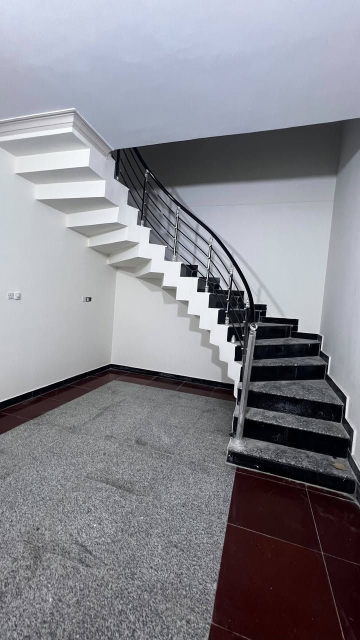 #للايجار
بيت في الحي المهندسين بناء حديث طابقين يحتوي على 4غرف استقبال صاله مطبخ كراج صحيات موقع سكني مميز 
***********
***********
