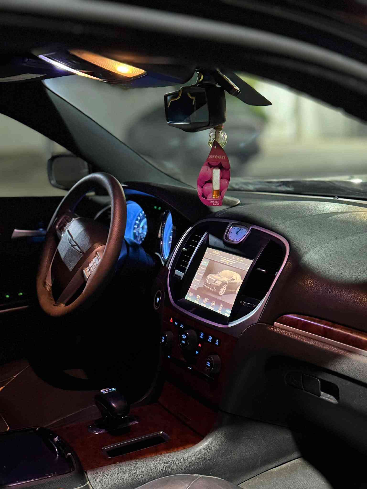 🚘 كرايسلر C300 موديل 2014
✨ المواصفات:

* محرك 3.6 V6 Pentastar
* كير أوتوماتيك 8 سرعات
* كشنات جلد
* كشنات أمامية تدفئة
* بانوراما مزدوجة
* تشغيل بصمة / دخول ذكي حسب التجهيز
* شاشة ومواصفات داخلية فخمة
* كاميرا خلفية
* تحكم بالمقود
* مكيف أوتوماتيك
* جنوط ألمنيوم
*شاشه محدثهSRT
*گيرر طيااري
*ممشه230 الف كيلو متر وليس ميل
🔧 حالة السيارة:

* المحرك والگير بحالة جيدة
* السيارة نظيفة ومرتبة
* كفالة السيارة: بس بااارد حك شبرر
* كفالة المحرك والكير
************
