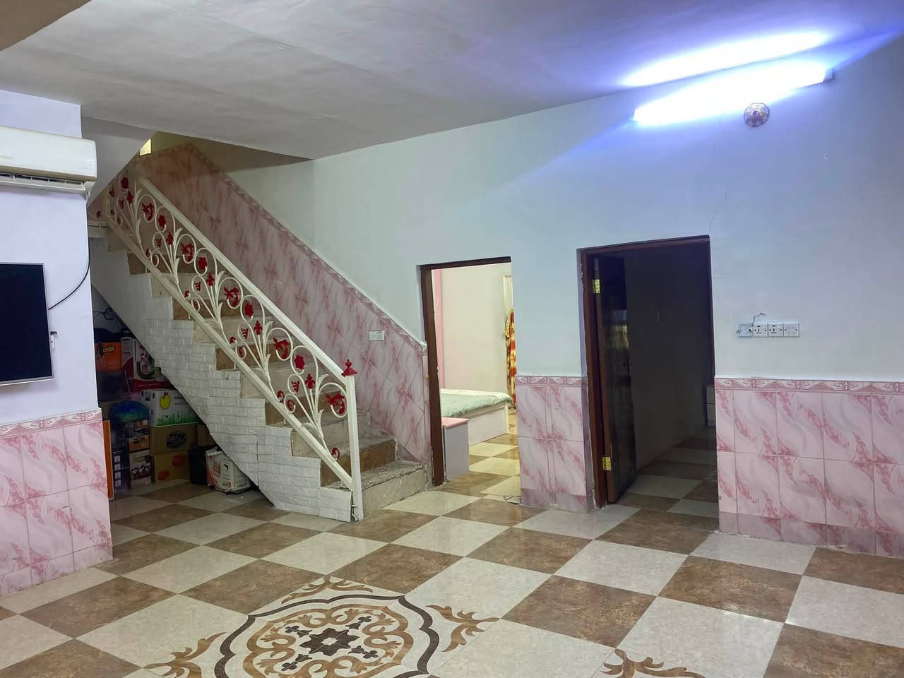 دار سكن لبيع طابقين
الموقع حي الجمهوري خلف ملعب الاتفاق
المساحة 192 متر
البناء غرفتين صالة مطبخ استقبال صحيات داخلية وخارجية 
الطابق الثاني غرفتين صالة 
البيت نظيف جدآ 
التواصل ***********
