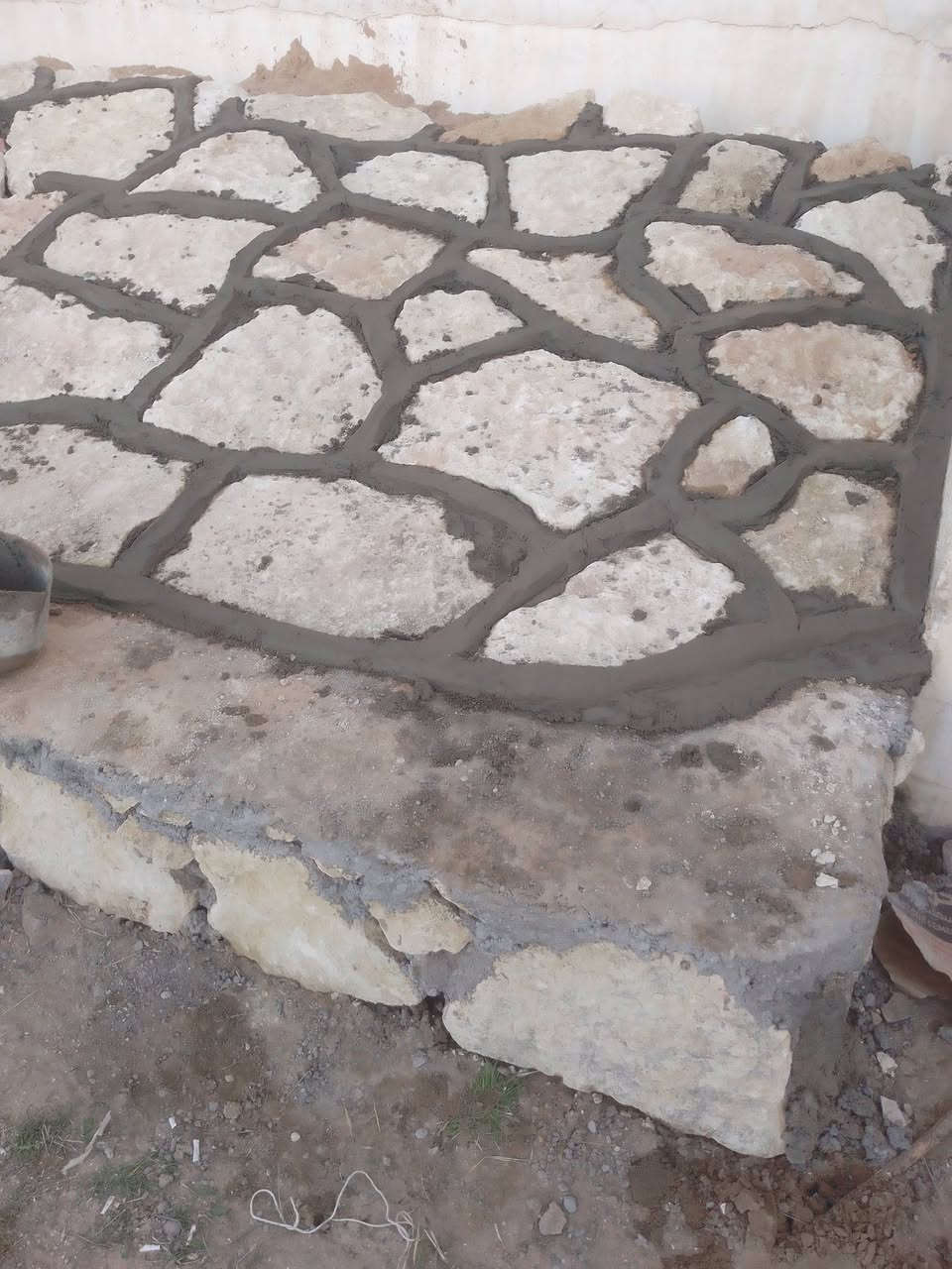 السلام عليكم يوجد كادر اكساء حجر شغل درجه اولى الاتصال على هذا الرقم/***********
