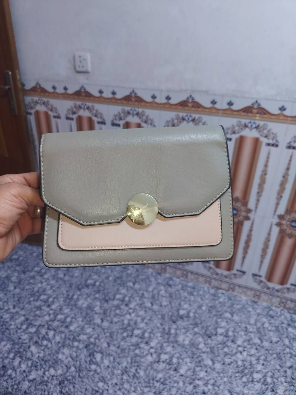 للبيع حقائب نسائية العدد ٦٠ مختلف الموديلات العنوان بغداد الدورة جمعية خير الله *********** للتواصل
