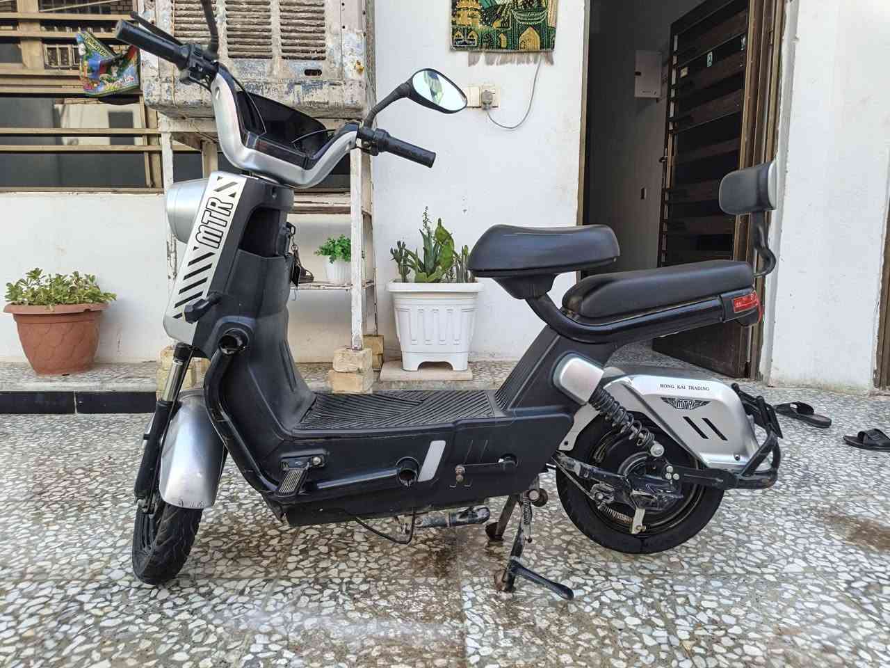 دراجه للبيع نوعMTR تجي دراجه مكفولة من باتريات و عقل و ملف و ضفيره اربع باتريات دراجه حجم 14تجي سويجين و كارتين عنواني بغداد حي نصر سعر دراجه 250وبيه مجال الرقم***********

