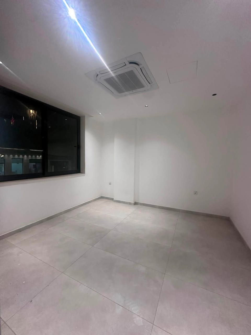 🏠 شقة فاخرة للإيجار - (زيرو / غير مسكونة سابقاً) 🏠
للإيجار، تتميز بأعلى مواصفات البناء والتصاميم العصرية (VVIP).

📌 الموقع: موقع استراتيجي ومرتب جداً، مقابيل مطعم فيتامين 

طابق أرضي بإطلالة مباشرة على الشارع العام.

📐المساحة: 120 متر مربع بتوزيع ذكي واستغلال ممتاز للمساحات.✨ 

المواصفات والخدمات الذكية:نظام ذكي: أبواب ذكية (Smart Doors) لحماية وأمان عالي.

التبريد: منظومة سبلت مركزي متكاملة (عدد 4 قطع).

المطبخ: مطبخ إيطالي راقٍ بتصميم عصري جاهز للاستخدام.

الإضاءة: إنارة حديثة متكاملة (لدات سقف مخفية وديكورات ضوئية مميزة).

اللمسات الفنية: إنهاءات معمارية وهندسة داخلية ممتازة (هندر كام ولمسات عصرية).

📞 للتواصل والاستفسار مباشر مع

المهندس مهيمن اللامي: 

***********
