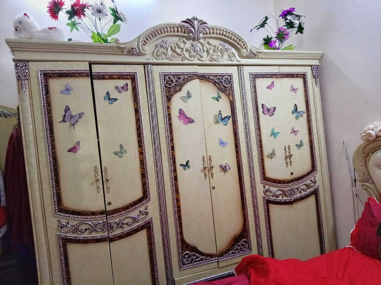 غرفة اخشاب • ٦ أبواب • للبيع