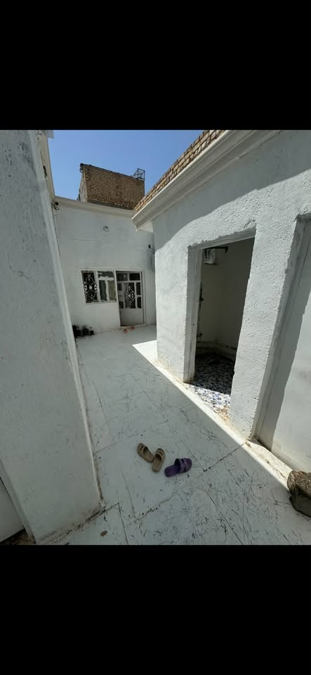 دار للبيع 100 متر سند 25 بأسمي يحتوي على غرفه وصاله ومطبخ واستقبال حماامات خارجيه بناء حديث السعر 32 
خلف الملعب بكاع لفته متوفر كل الخدمات
***********
